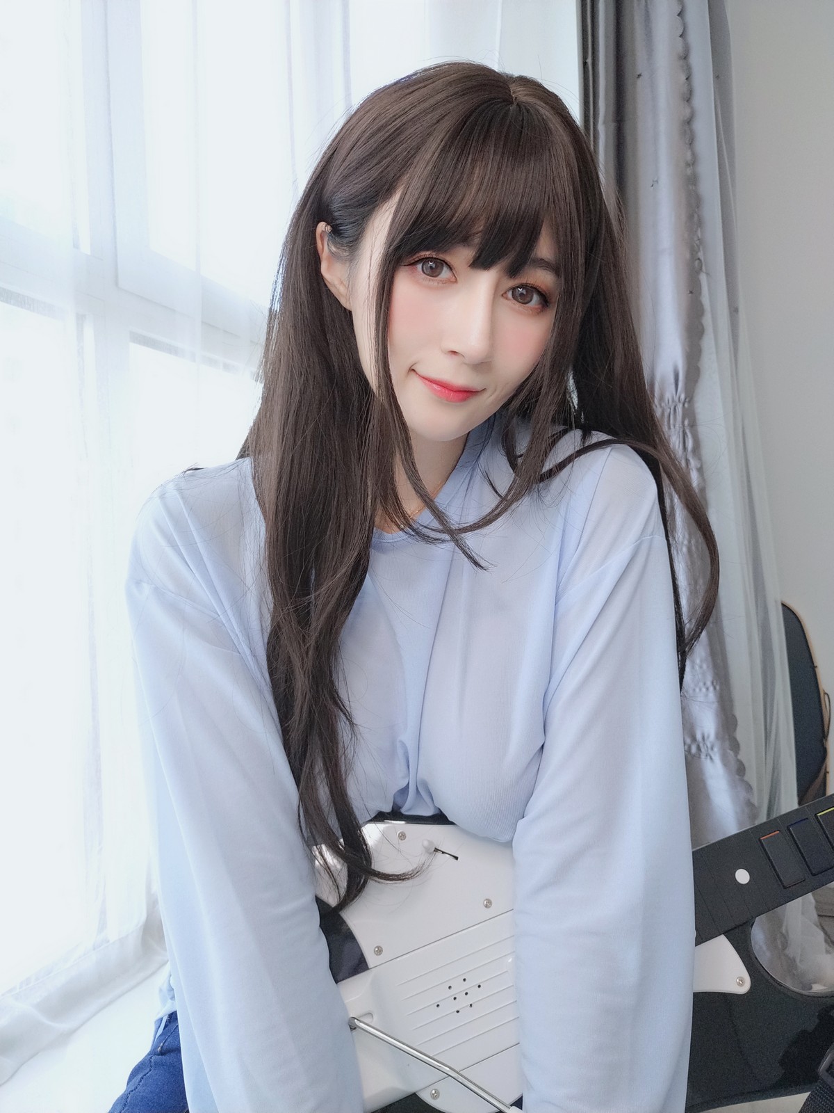 xgyw.top_Coser小姐姐白银81镜子里姐姐主题浅色薄透上衣配牛仔裤半脱露翘臀诱惑写真35P