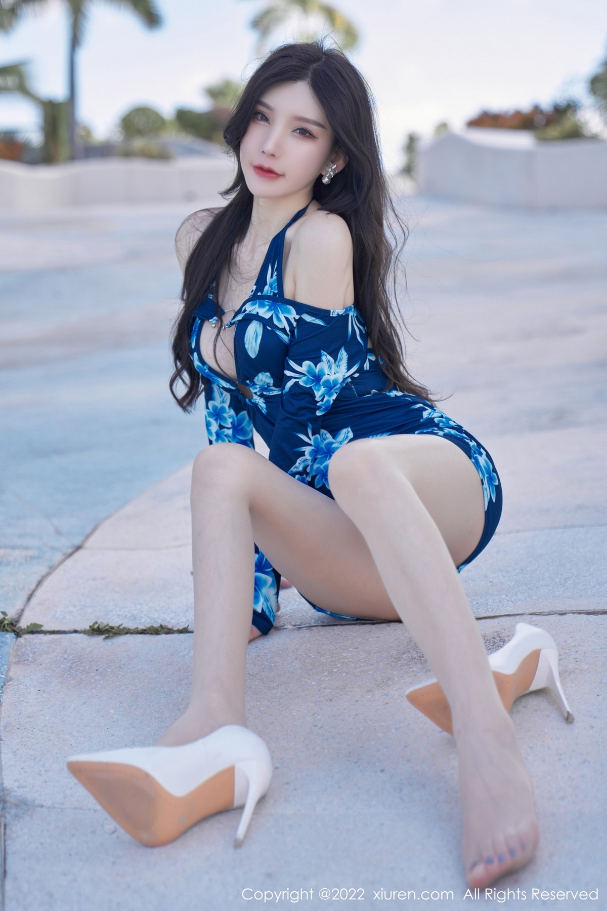 xgyw.top_XiuRen第4563期_女神周于希Sally三亚旅拍性感蓝花纹连身衣秀翘臀美腿诱惑写真72P