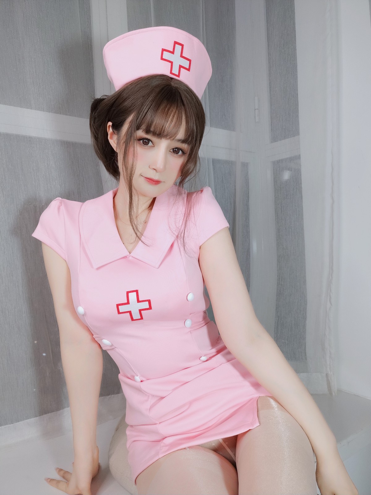 xgyw.top_Coser小姐姐白银81夜间私人护士主题私房性感粉色上衣配闪亮肉丝裤袜诱惑写真33P