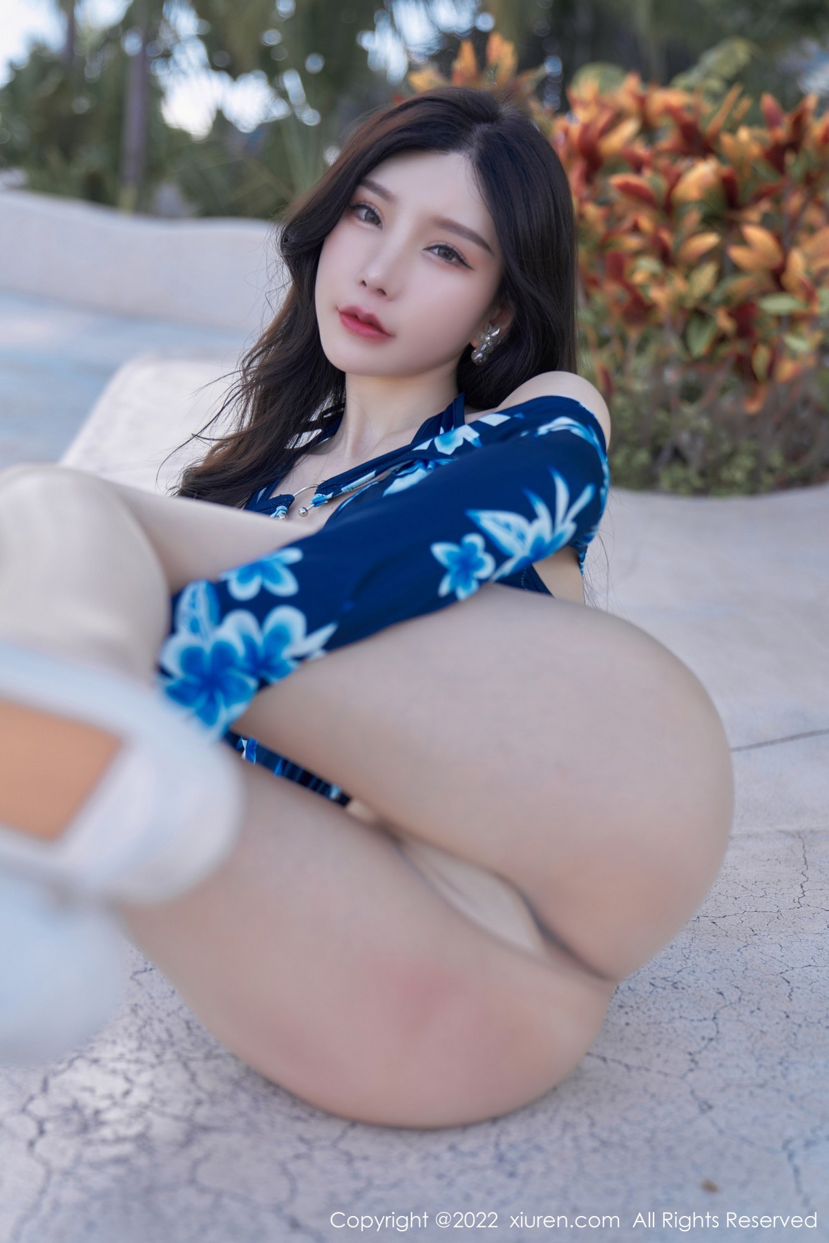 xgyw.top_XiuRen第4563期_女神周于希Sally三亚旅拍性感蓝花纹连身衣秀翘臀美腿诱惑写真72P