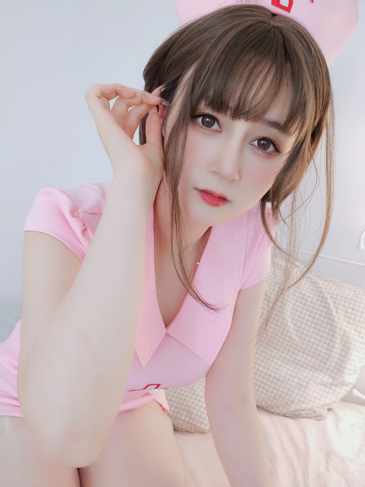 xgyw.top_Coser小姐姐白银81夜间私人护士主题私房性感粉色上衣配闪亮肉丝裤袜诱惑写真33P