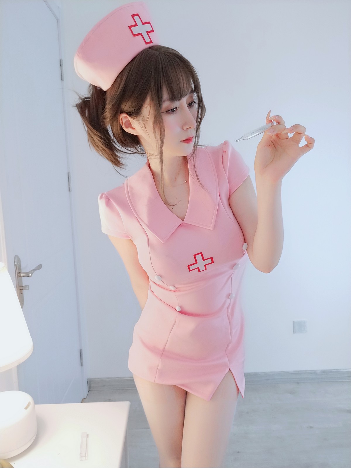 xgyw.top_Coser小姐姐白银81夜间私人护士主题私房性感粉色上衣配闪亮肉丝裤袜诱惑写真33P