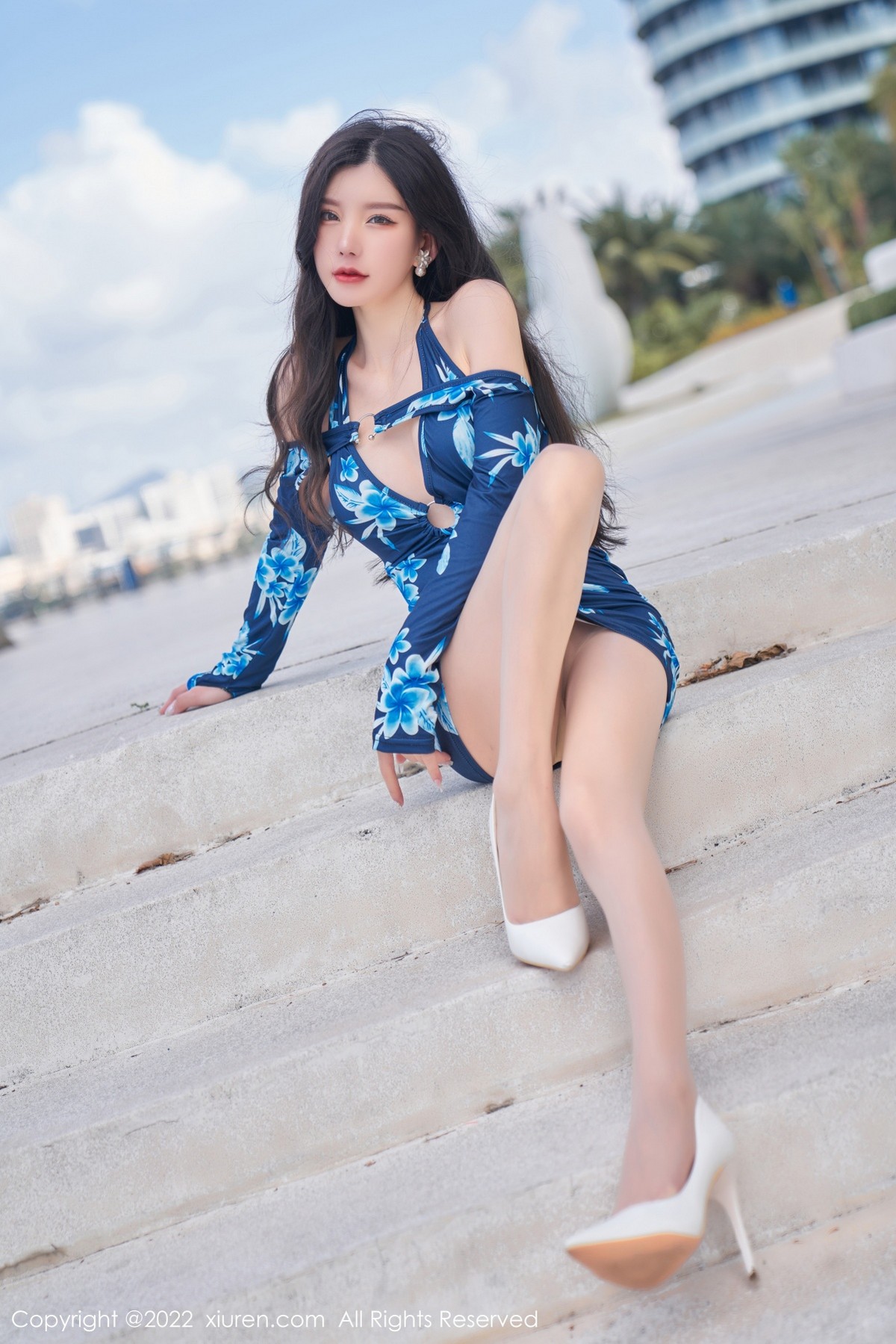 xgyw.top_XiuRen第4563期_女神周于希Sally三亚旅拍性感蓝花纹连身衣秀翘臀美腿诱惑写真72P