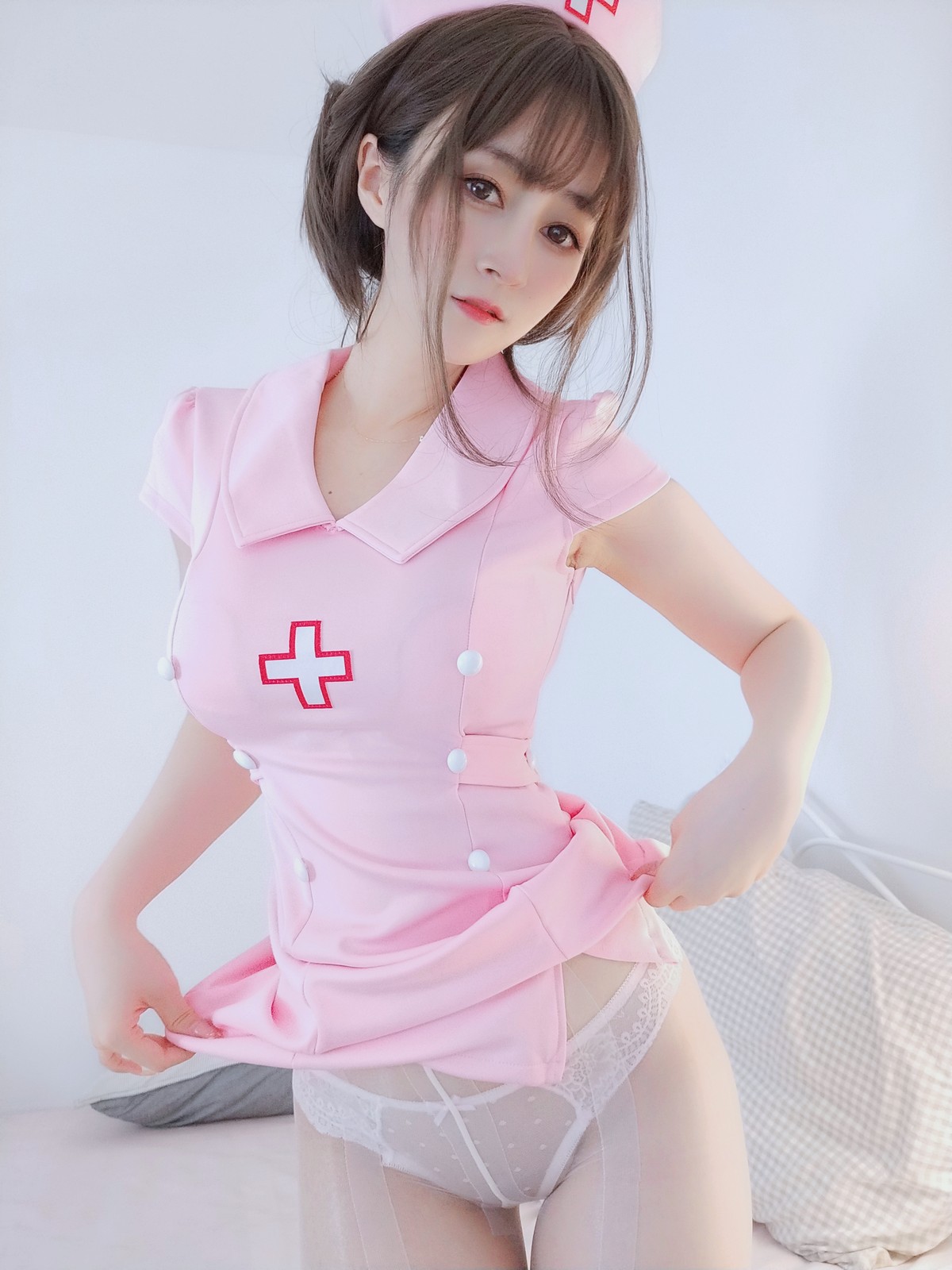 xgyw.top_Coser小姐姐白银81夜间私人护士主题私房性感粉色上衣配闪亮肉丝裤袜诱惑写真33P