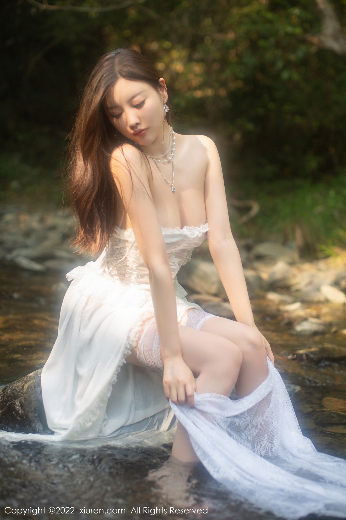 xgyw.top_XiuRen第4564期_女神杨晨晨Yome户外小溪场景白色礼裙配白丝袜完美诱惑写真86P