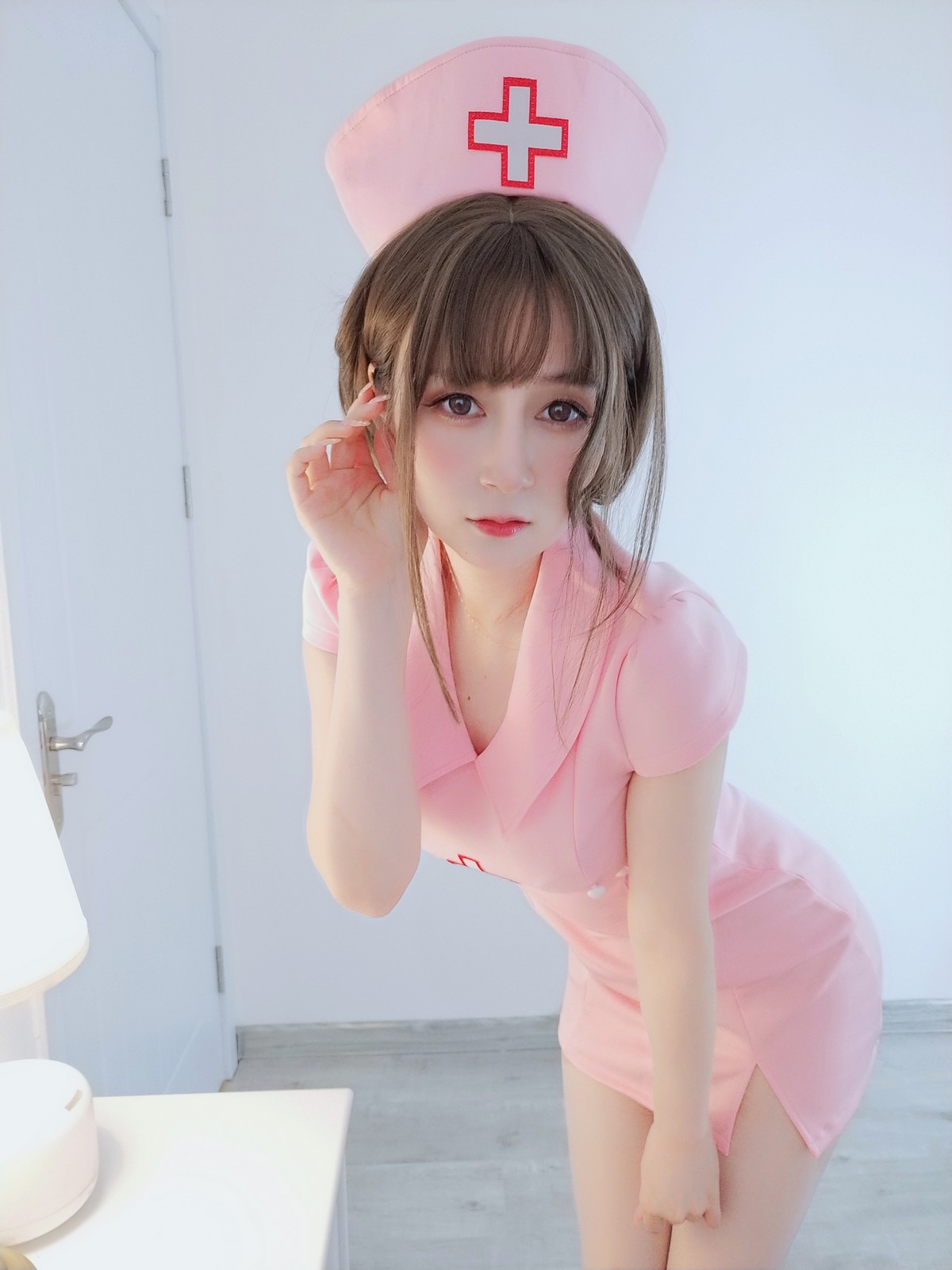 xgyw.top_Coser小姐姐白银81夜间私人护士主题私房性感粉色上衣配闪亮肉丝裤袜诱惑写真33P