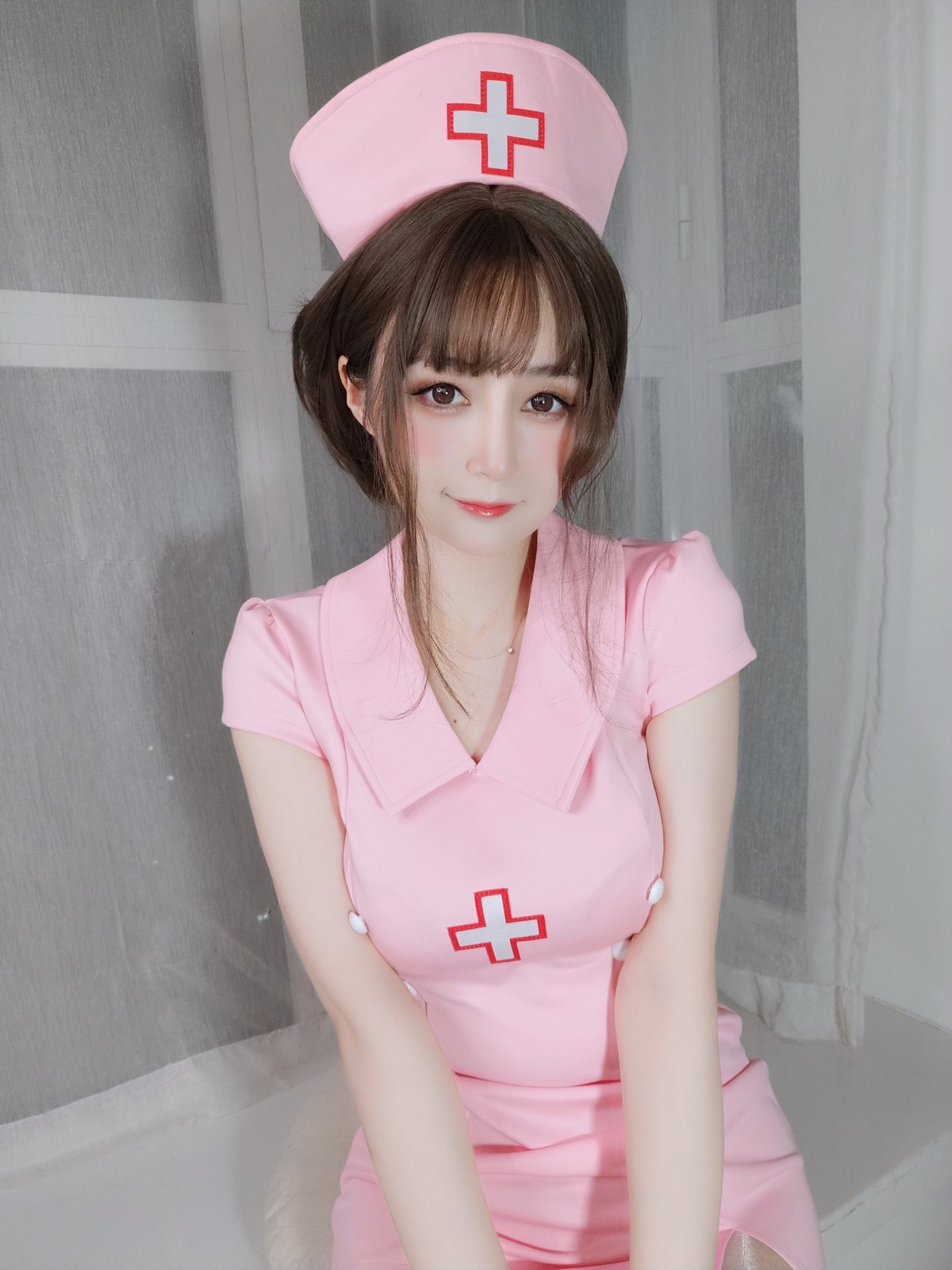 xgyw.top_Coser小姐姐白银81夜间私人护士主题私房性感粉色上衣配闪亮肉丝裤袜诱惑写真33P