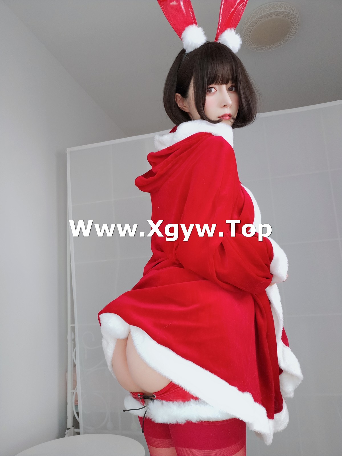 xgyw.top_Coser小姐姐白银81圣诞兔女郎主题性感红色服饰配红丝吊袜秀完美身材诱惑写真99P