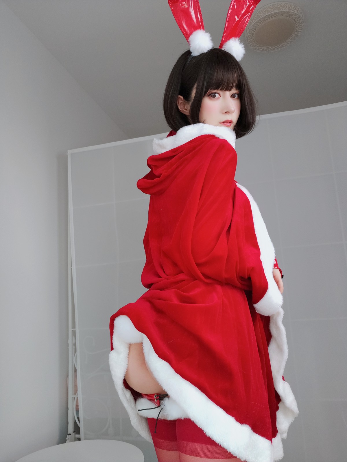 xgyw.top_Coser小姐姐白银81圣诞兔女郎主题性感红色服饰配红丝吊袜秀完美身材诱惑写真99P