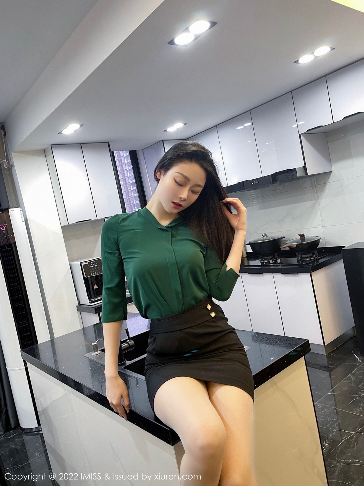 xgyw.top_[IMISS爱蜜社]Vol.662_新人模特逗逗doudou性感绿色上衣配黑色短裙秀美腿诱惑写真53P