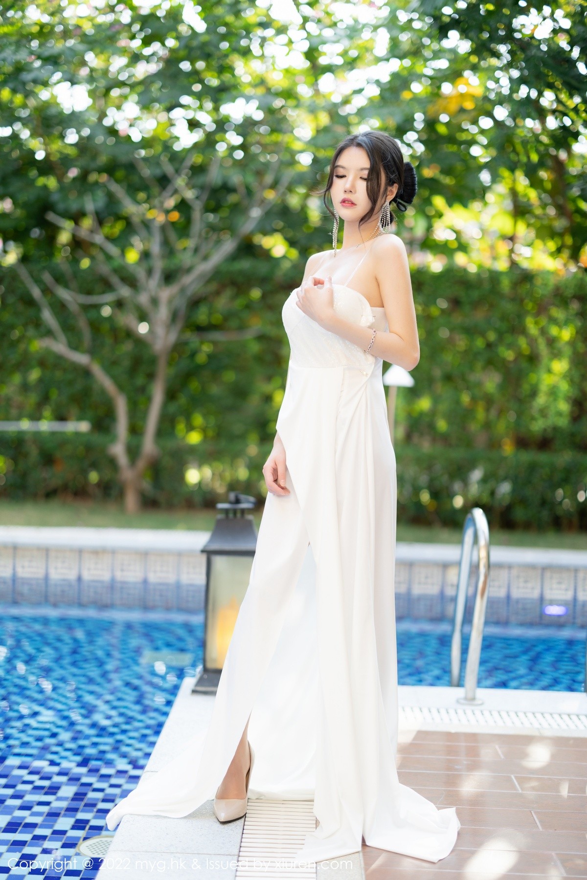 xgyw.top_[MyGirl美媛馆]Vol.625_模特媛媛酱belle珠三角旅拍泳池性感服饰半脱露惹火身材诱惑写真54P
