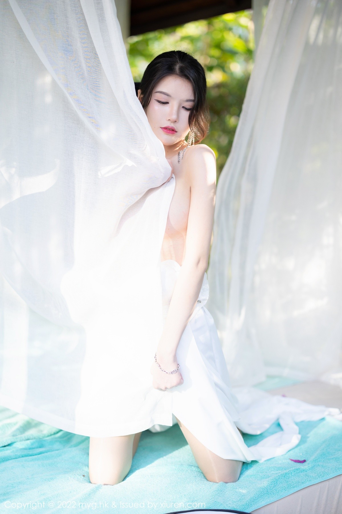 xgyw.top_[MyGirl美媛馆]Vol.625_模特媛媛酱belle珠三角旅拍泳池性感服饰半脱露惹火身材诱惑写真54P