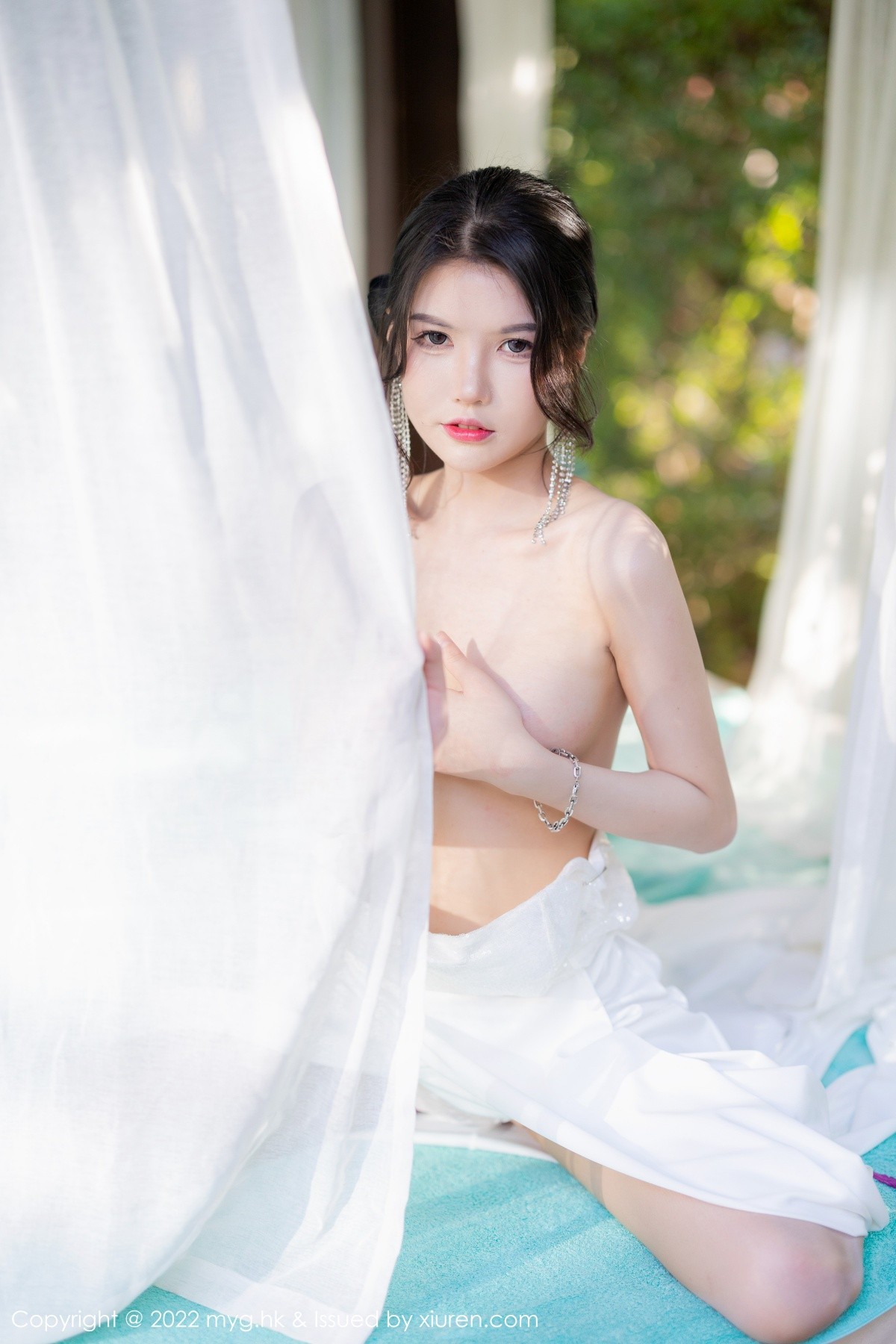 xgyw.top_[MyGirl美媛馆]Vol.625_模特媛媛酱belle珠三角旅拍泳池性感服饰半脱露惹火身材诱惑写真54P