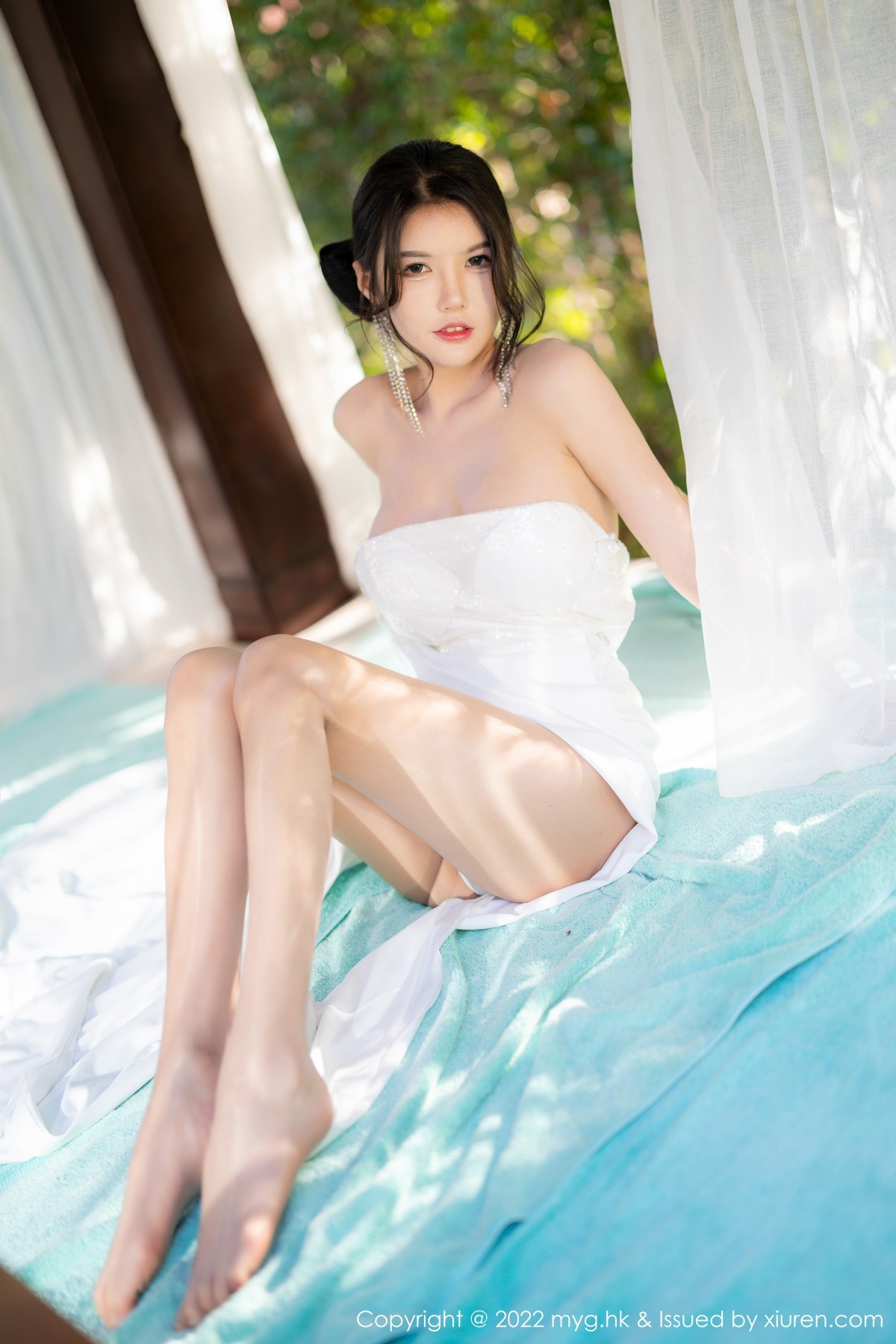 xgyw.top_[MyGirl美媛馆]Vol.625_模特媛媛酱belle珠三角旅拍泳池性感服饰半脱露惹火身材诱惑写真54P