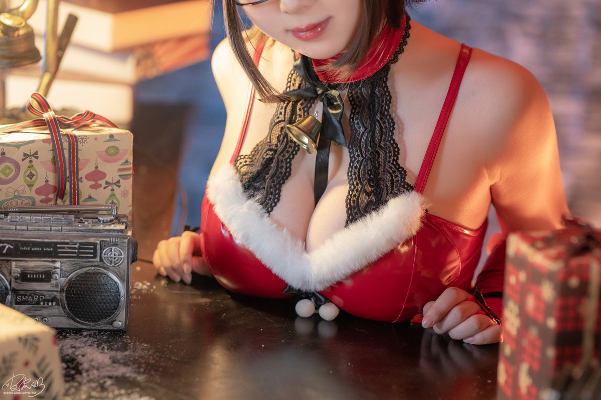 xgyw.top_网络美女皮皮奶可可爱了啦圣诞痴女主题低胸服饰配黑丝袜秀完美身材诱惑写真60P