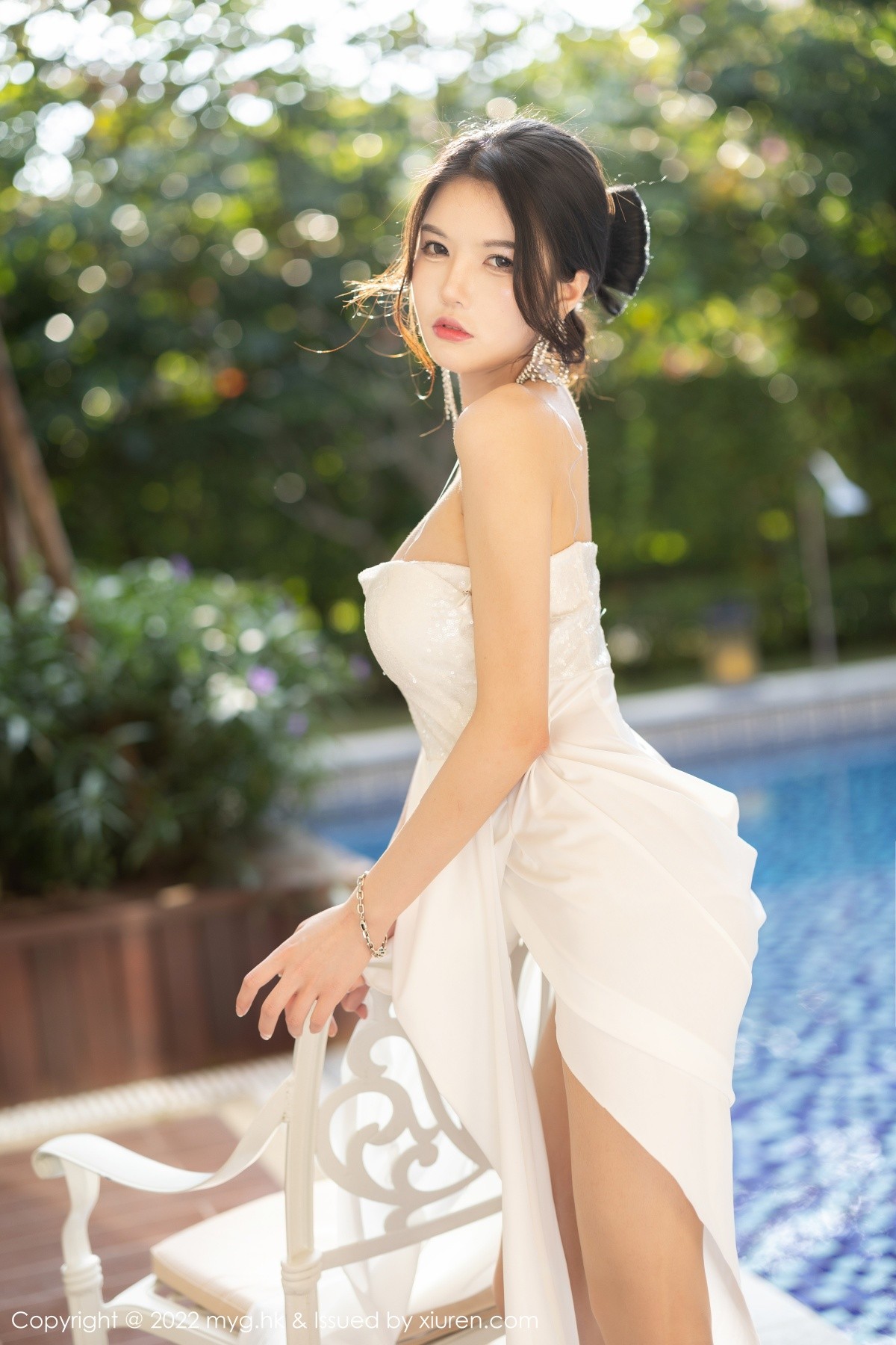 xgyw.top_[MyGirl美媛馆]Vol.625_模特媛媛酱belle珠三角旅拍泳池性感服饰半脱露惹火身材诱惑写真54P