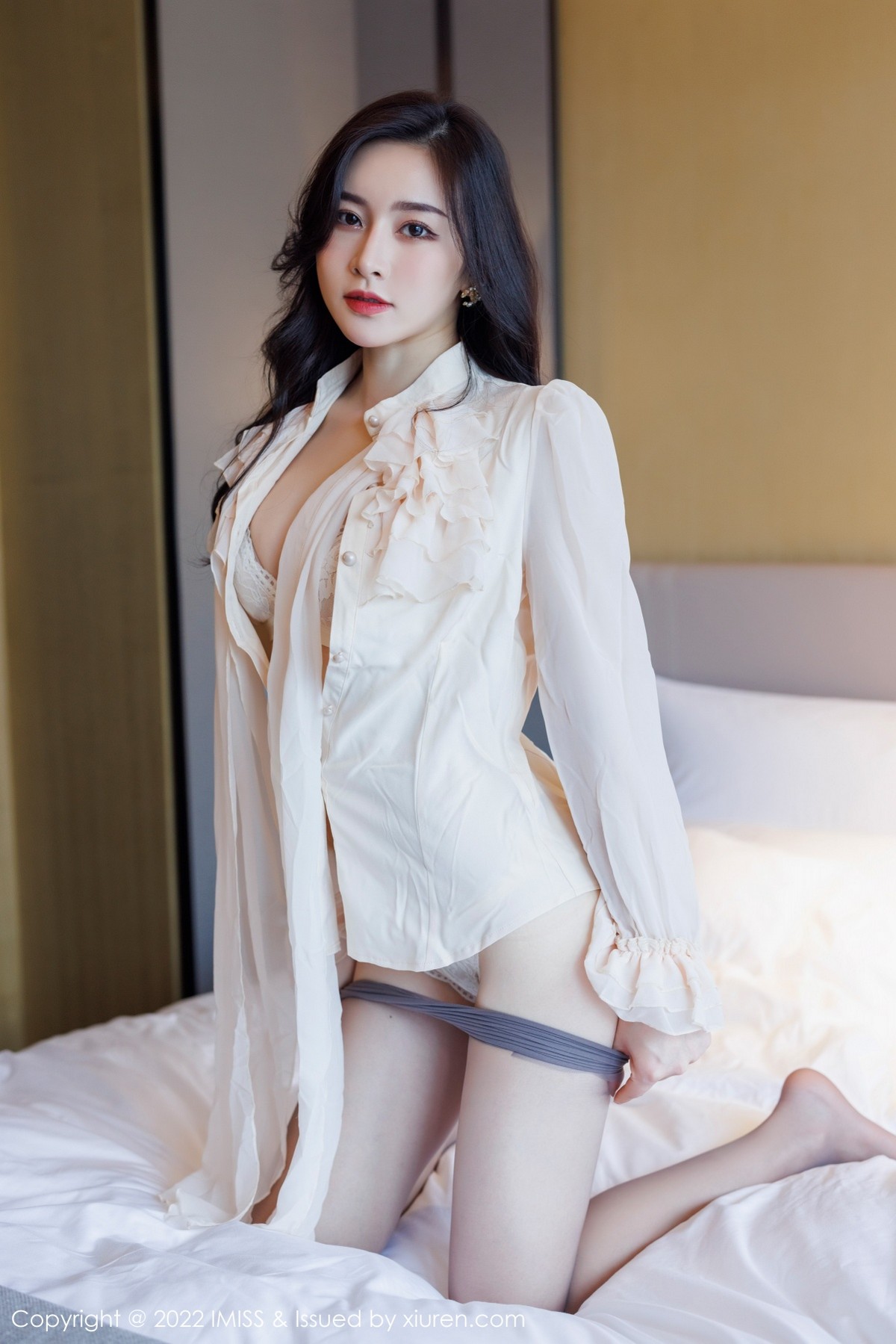 xgyw.top_[IMISS爱蜜社]Vol.664_气质美女Vanessa脱典雅白色服饰露蕾丝内衣原色丝袜诱惑写真71P