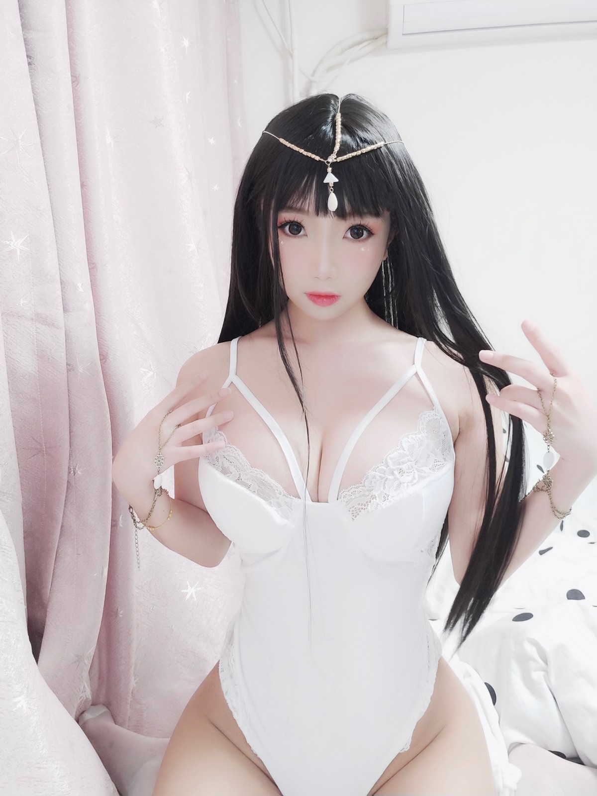 xgyw.top_白嫩美少女鬼畜瑶在不在白色埃及瑶主题私房性感白色蕾丝吊带配蕾丝袜诱惑写真45P