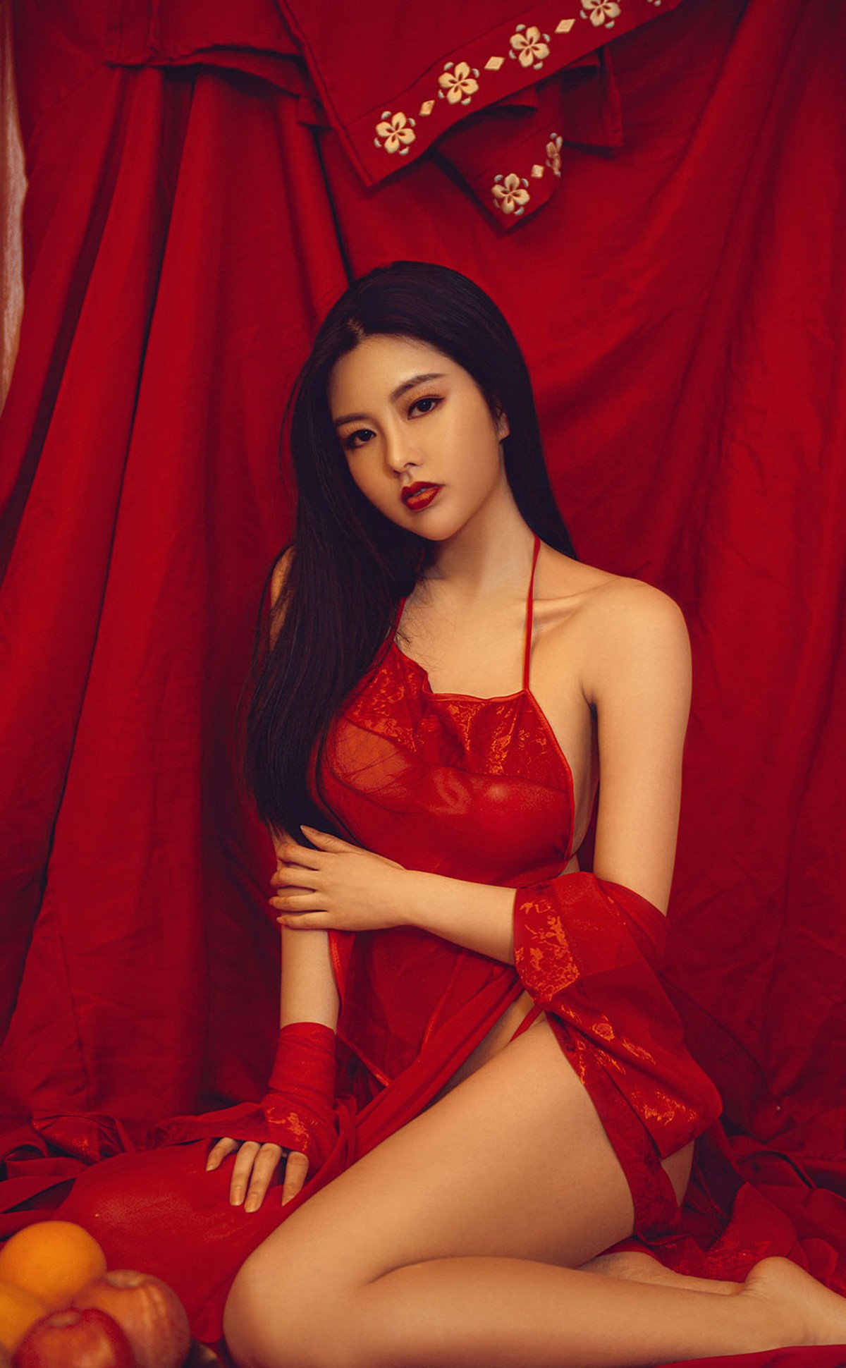 xgyw.top_[Ugirls爱尤物]No.2270_模特娜露私房古典喜庆服饰半脱露性感肚兜秀完美身材诱惑写真35P