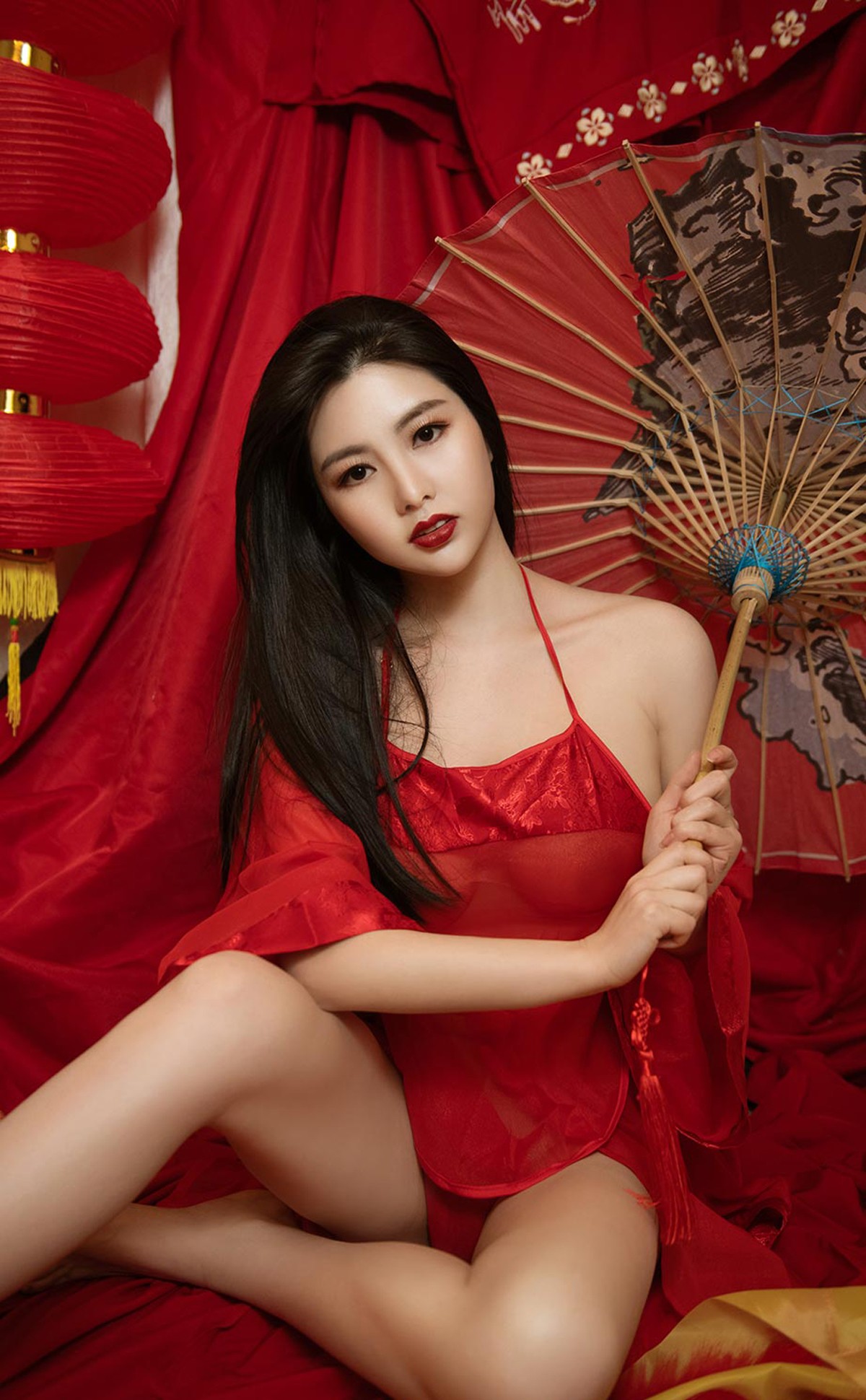 xgyw.top_[Ugirls爱尤物]No.2270_模特娜露私房古典喜庆服饰半脱露性感肚兜秀完美身材诱惑写真35P