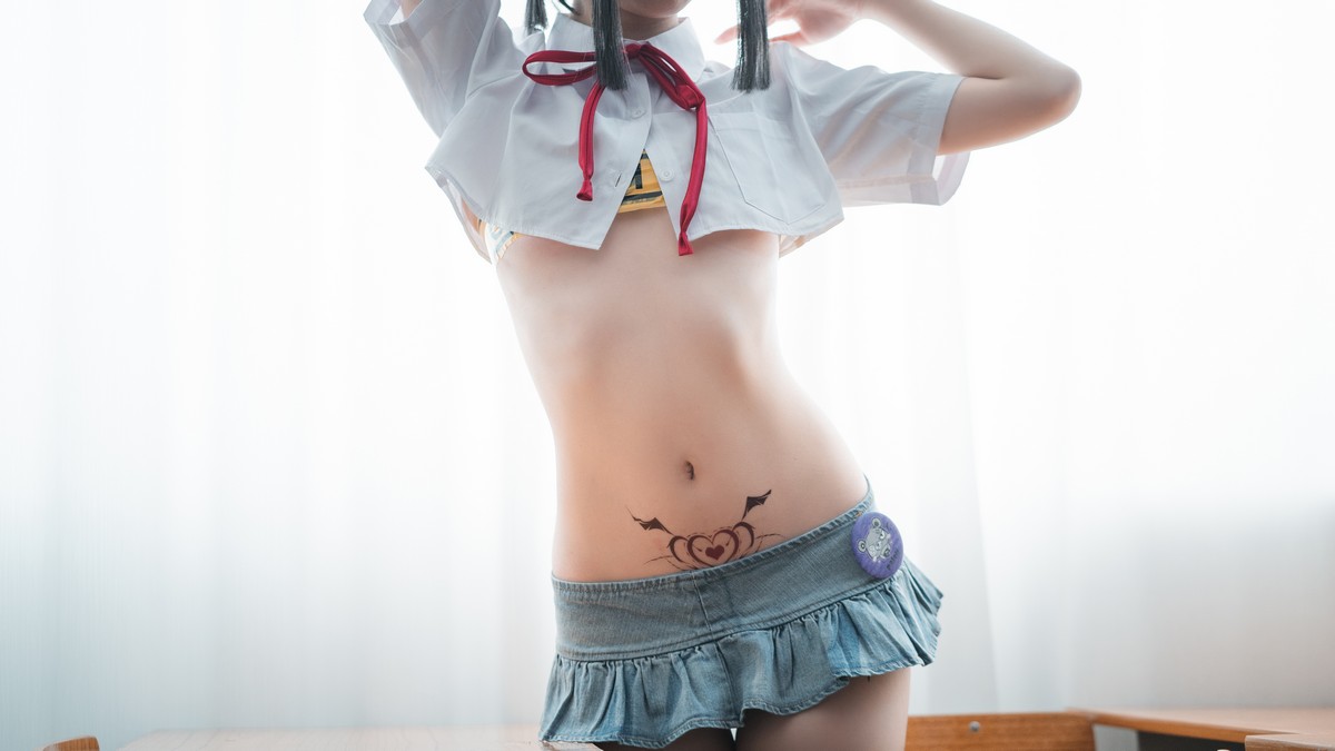 xgyw.top_可爱人气Coser面饼仙儿短校服胶带主题教室里性感超短服饰配白丝袜诱惑写真32P