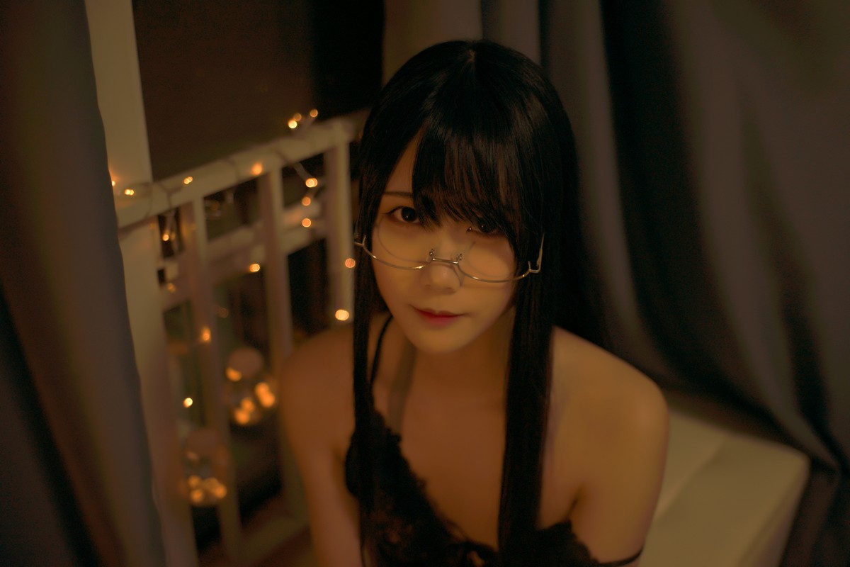 xgyw.top_动漫博主曉美媽夜玫瑰主题私房暗色灯光下黑色蕾丝吊裙秀翘臀美腿诱惑写真41P