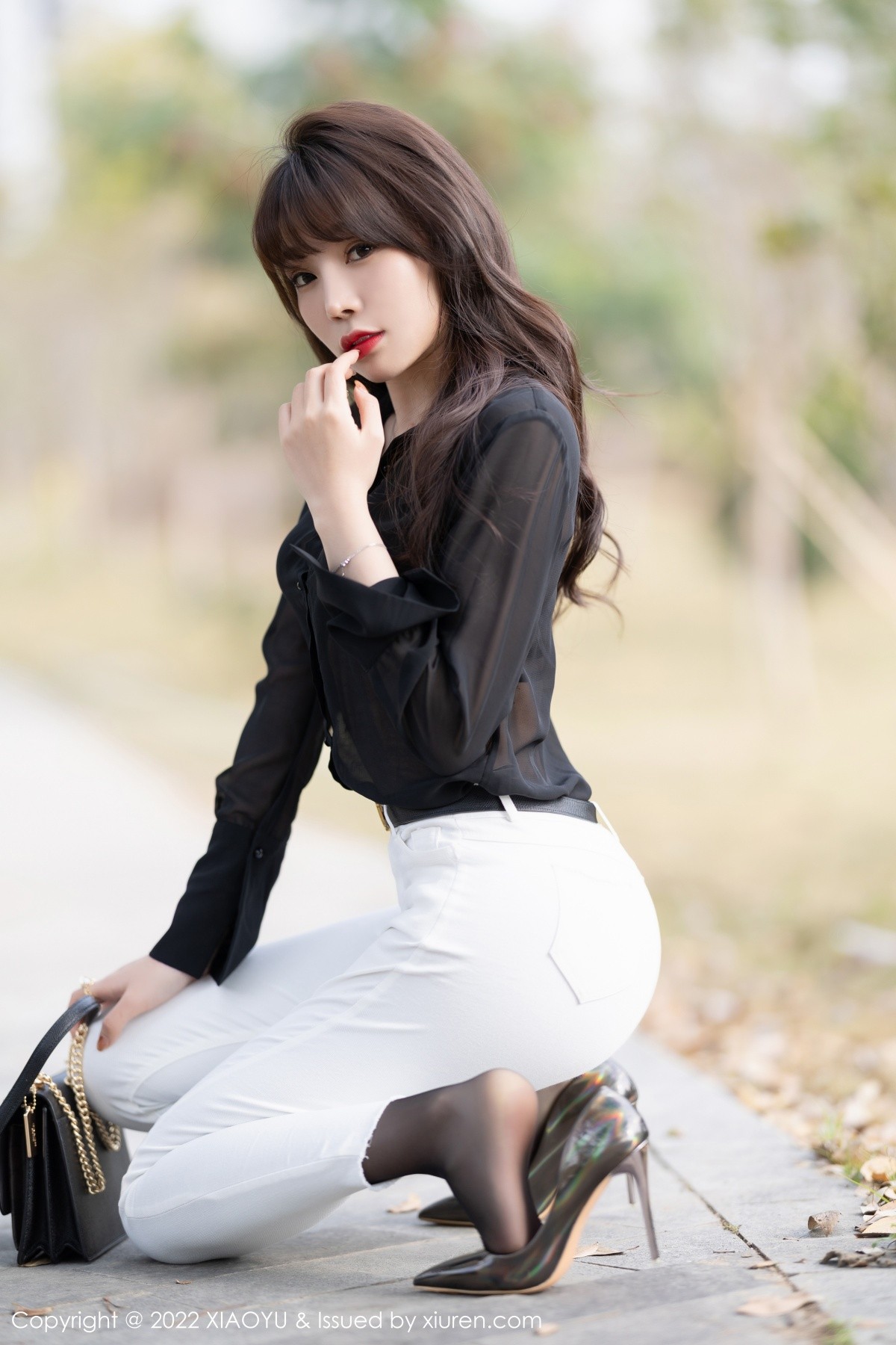 xgyw.top_[XiaoYu画语界]Vol.715_女神芝芝Booty黑色长袖T配白色长裤半脱露性感内衣完美诱惑写真73P