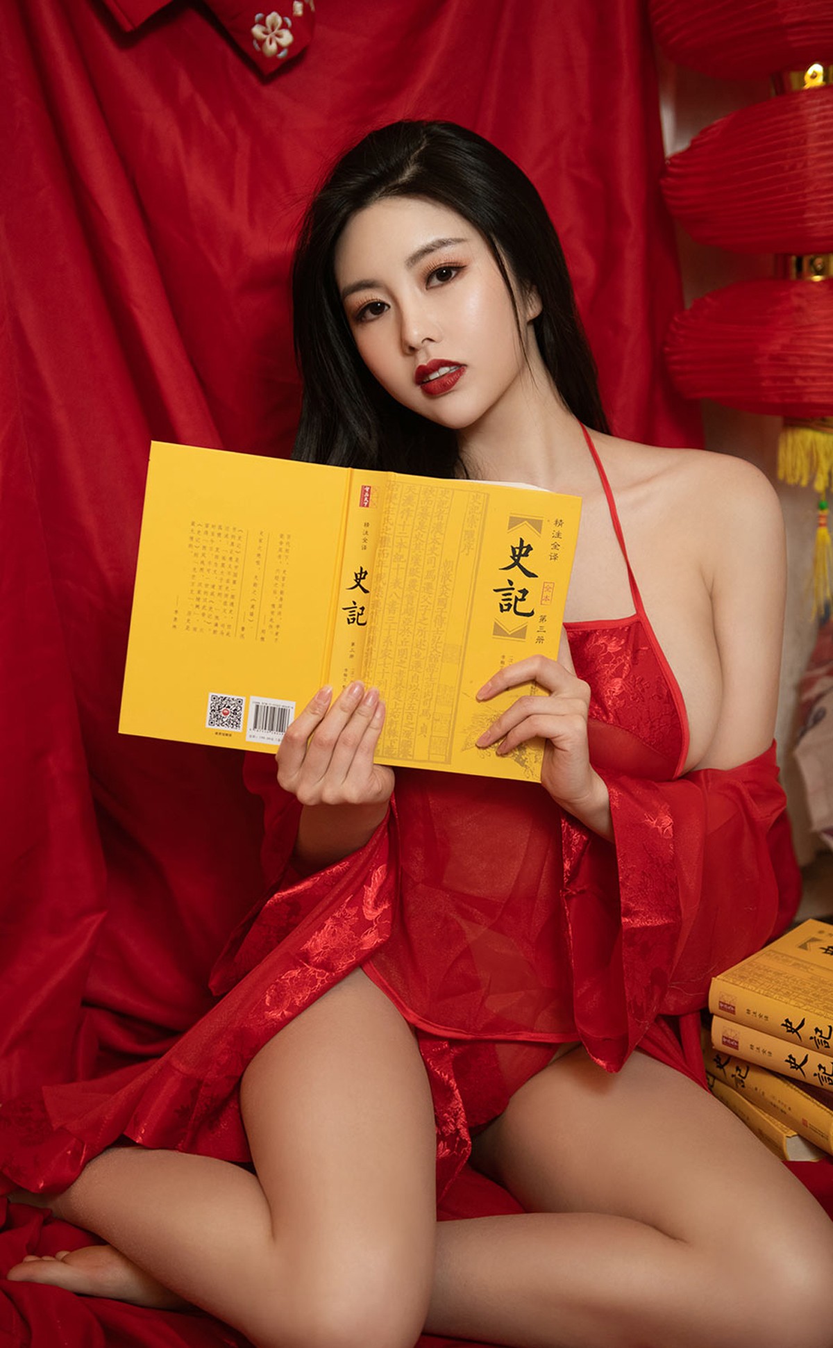 xgyw.top_[Ugirls爱尤物]No.2270_模特娜露私房古典喜庆服饰半脱露性感肚兜秀完美身材诱惑写真35P