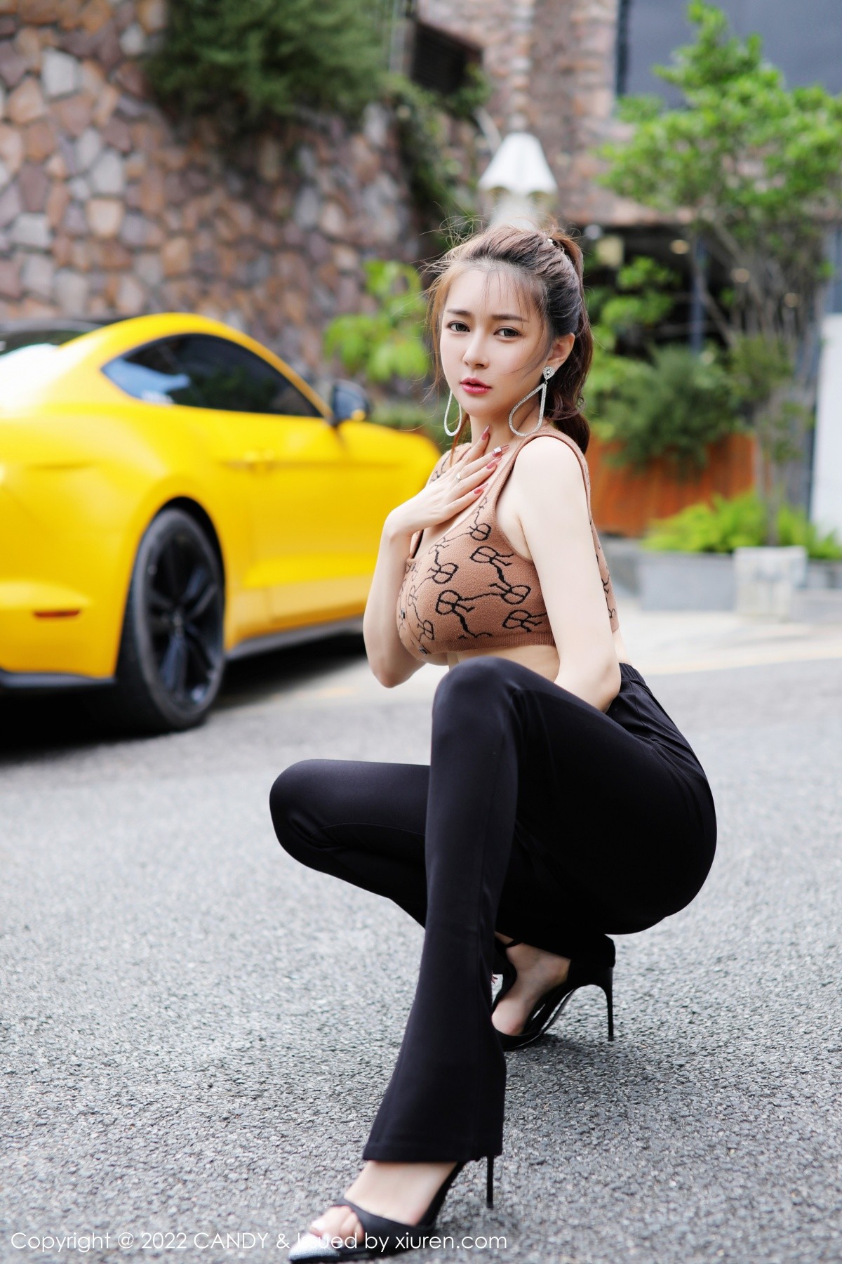 xgyw.top_[Candy网红馆]Vol.085_模特凯竹姐姐户外汽车女郎半脱秀丰腴多姿身材迷人诱惑写真50P