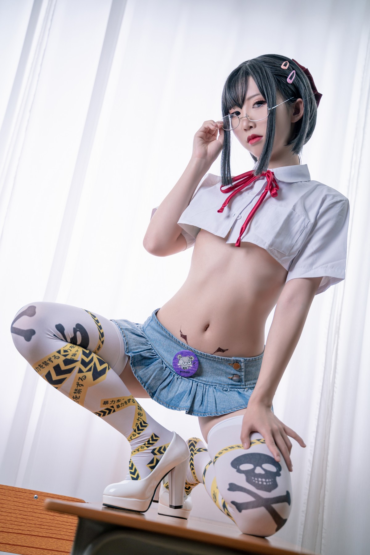 xgyw.top_可爱人气Coser面饼仙儿短校服胶带主题教室里性感超短服饰配白丝袜诱惑写真32P