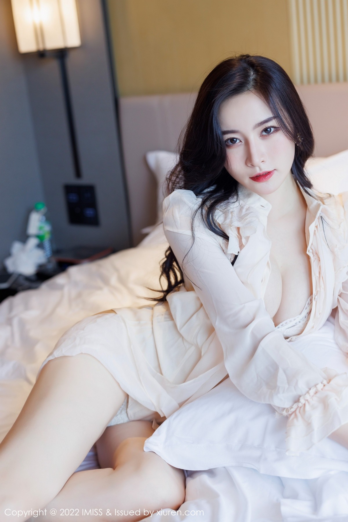 xgyw.top_[IMISS爱蜜社]Vol.664_气质美女Vanessa脱典雅白色服饰露蕾丝内衣原色丝袜诱惑写真71P