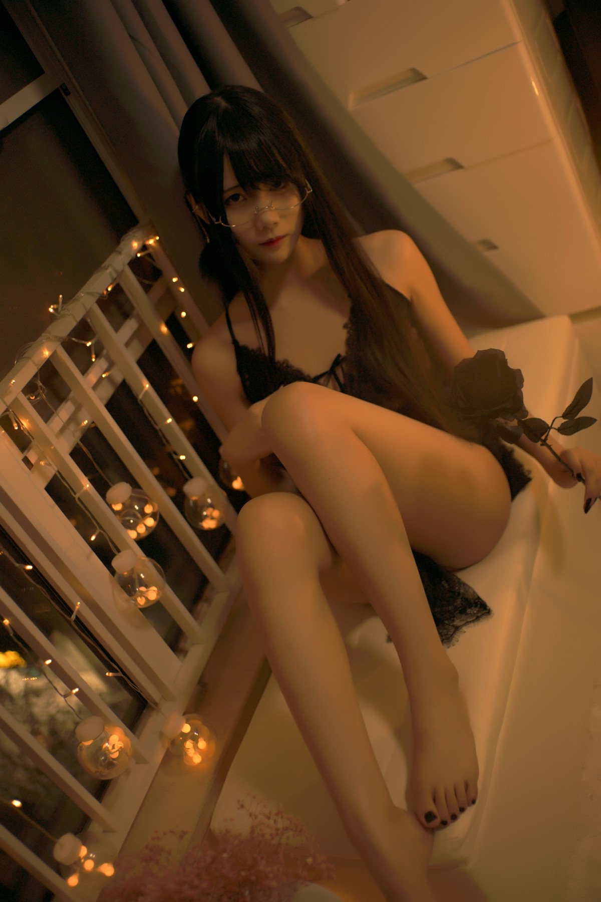 xgyw.top_动漫博主曉美媽夜玫瑰主题私房暗色灯光下黑色蕾丝吊裙秀翘臀美腿诱惑写真41P