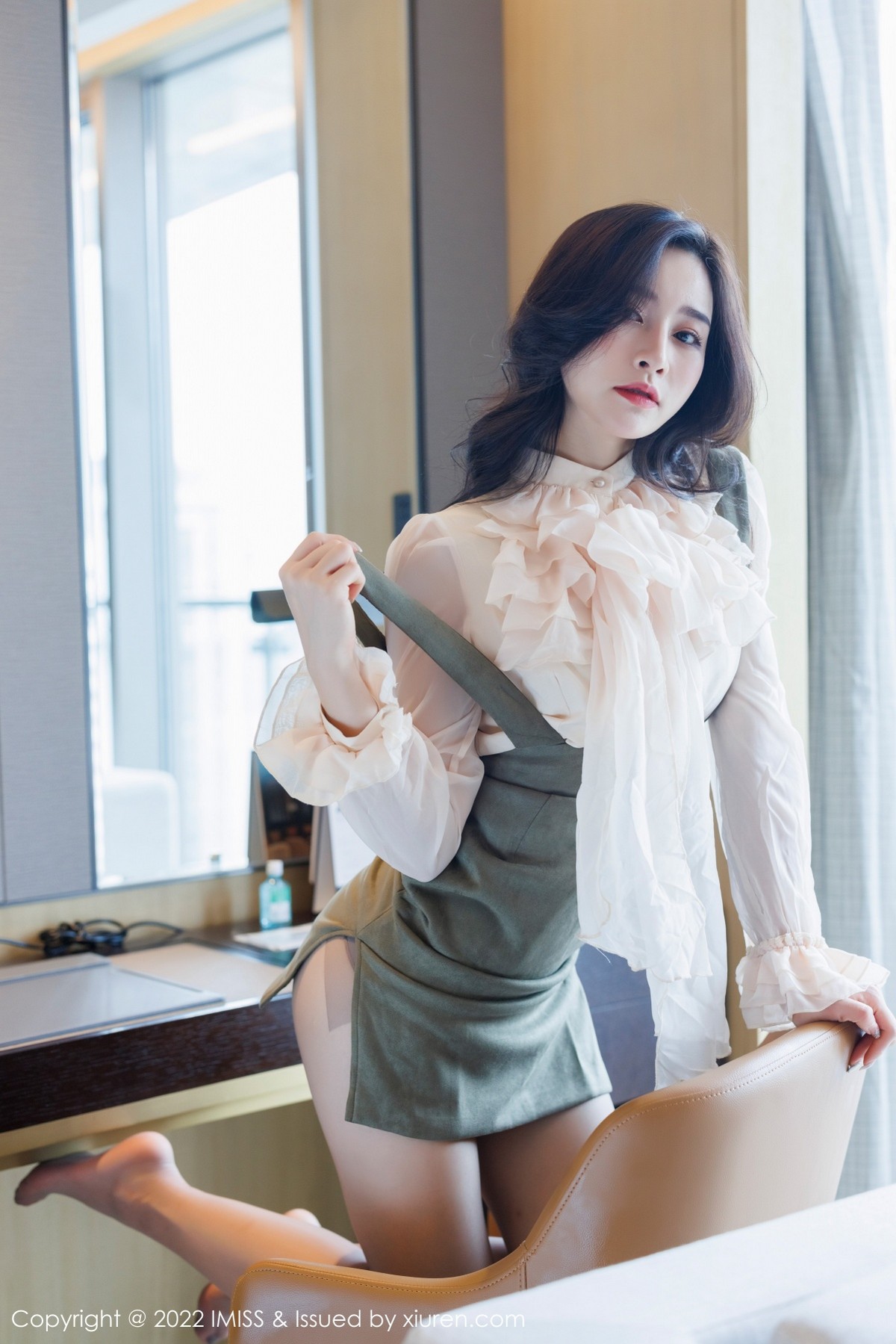 xgyw.top_[IMISS爱蜜社]Vol.664_气质美女Vanessa脱典雅白色服饰露蕾丝内衣原色丝袜诱惑写真71P