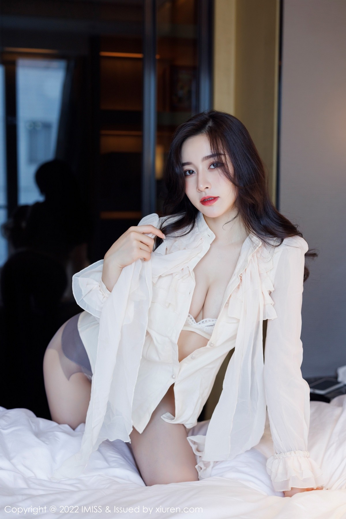 xgyw.top_[IMISS爱蜜社]Vol.664_气质美女Vanessa脱典雅白色服饰露蕾丝内衣原色丝袜诱惑写真71P