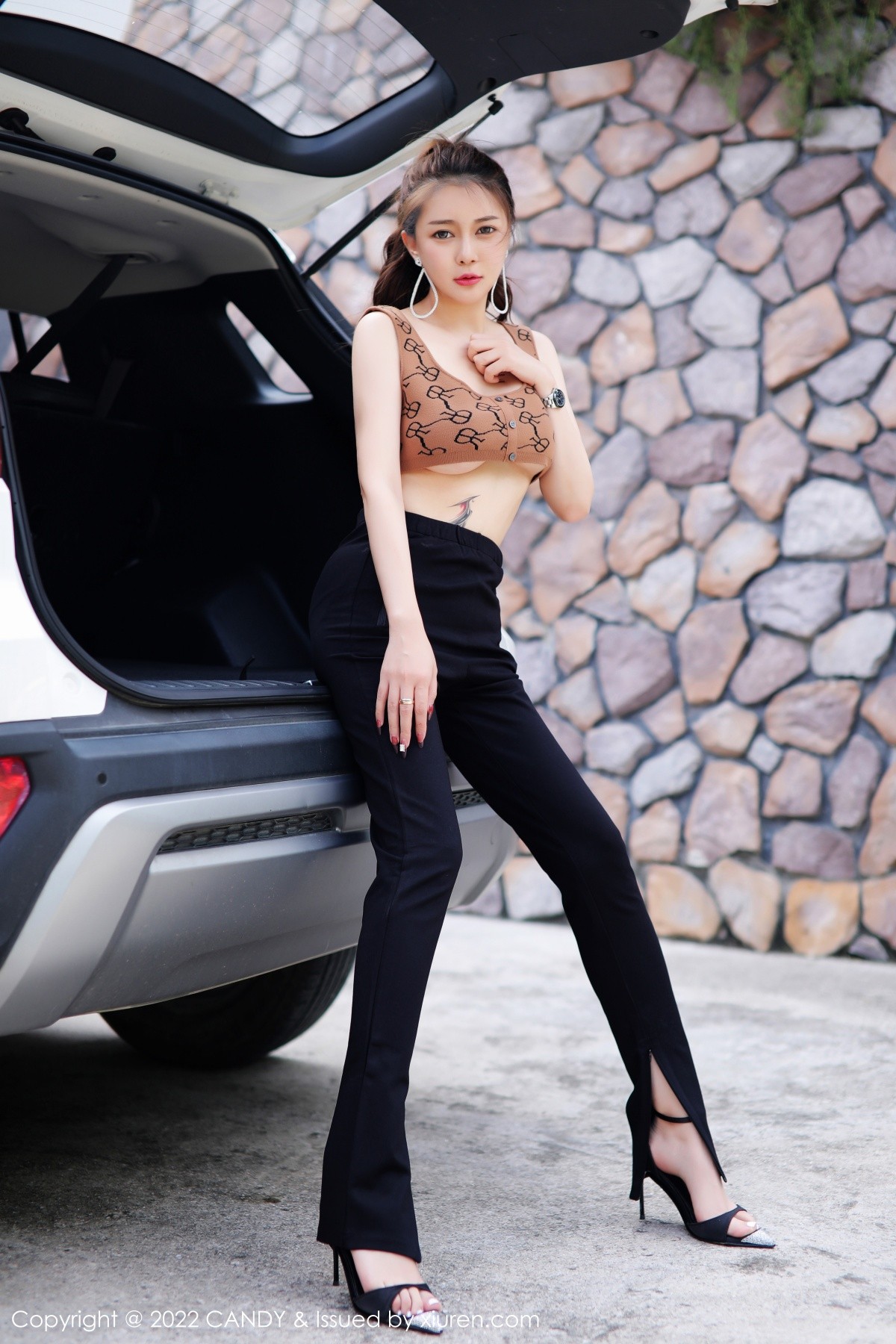 xgyw.top_[Candy网红馆]Vol.085_模特凯竹姐姐户外汽车女郎半脱秀丰腴多姿身材迷人诱惑写真50P