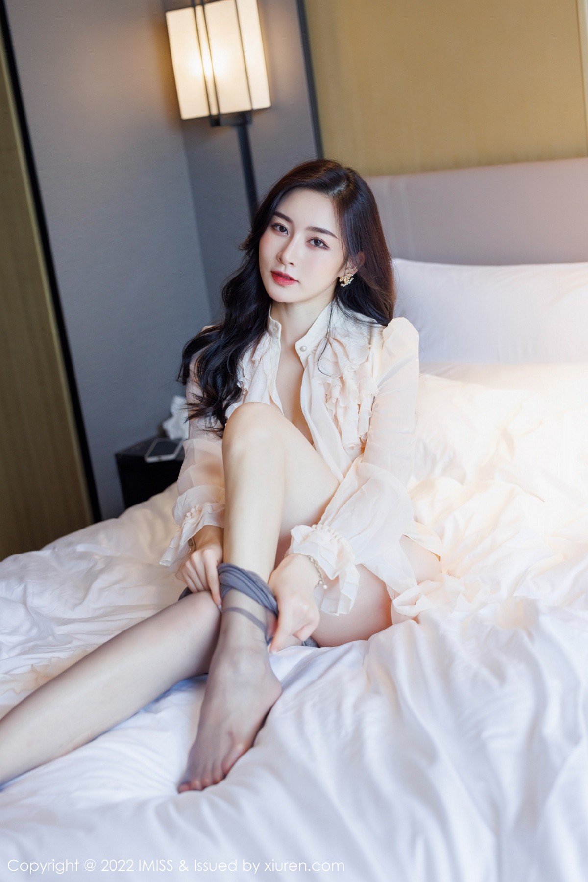 xgyw.top_[IMISS爱蜜社]Vol.664_气质美女Vanessa脱典雅白色服饰露蕾丝内衣原色丝袜诱惑写真71P