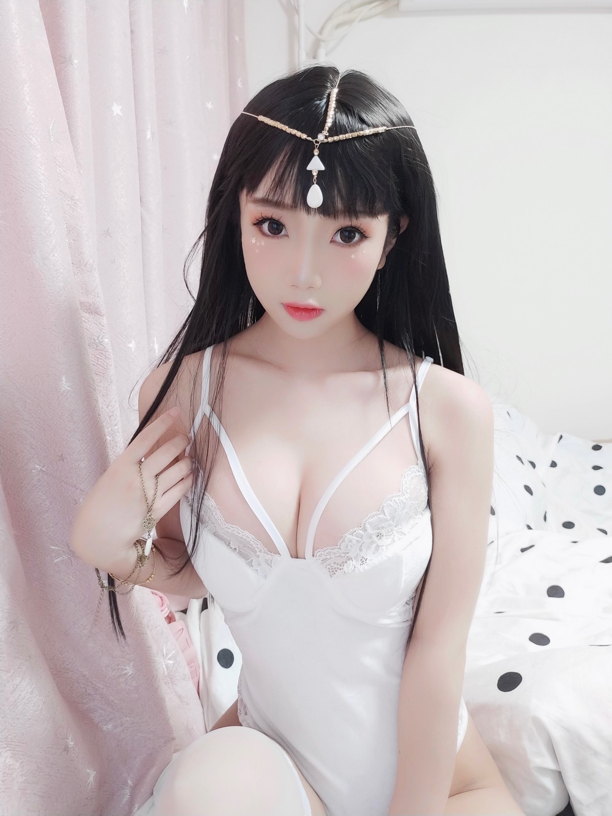 xgyw.top_白嫩美少女鬼畜瑶在不在白色埃及瑶主题私房性感白色蕾丝吊带配蕾丝袜诱惑写真45P