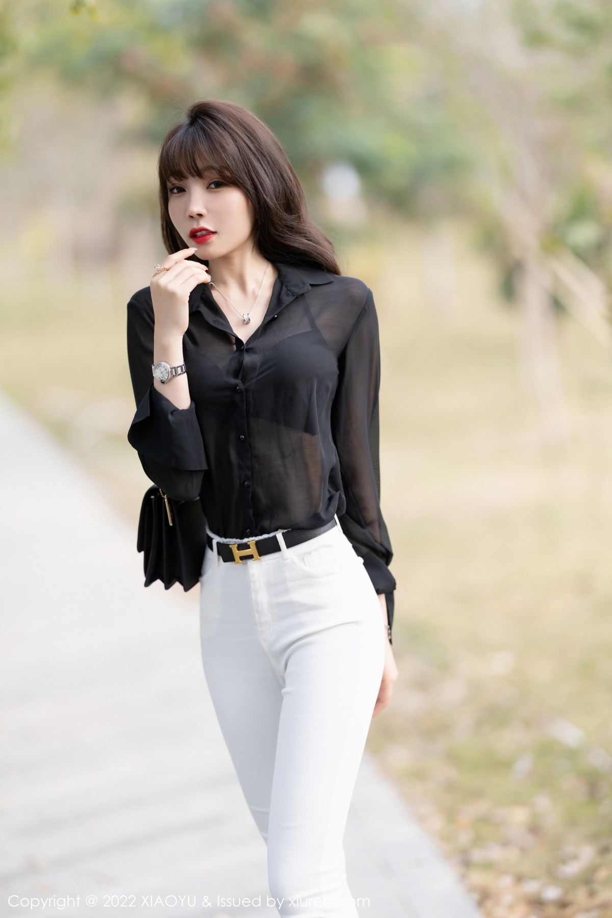 xgyw.top_[XiaoYu画语界]Vol.715_女神芝芝Booty黑色长袖T配白色长裤半脱露性感内衣完美诱惑写真73P