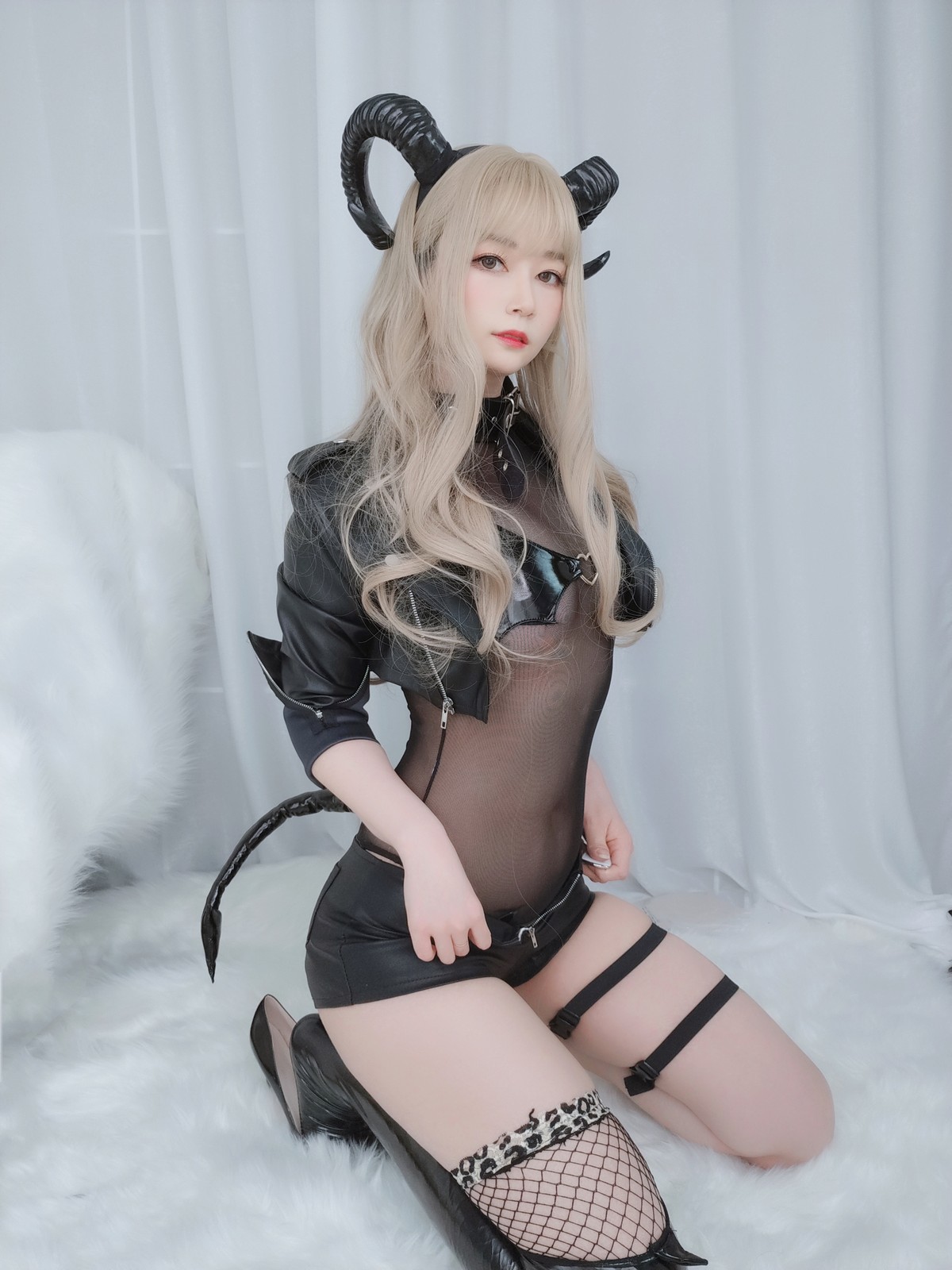 xgyw.top_Coser小姐姐白银皮衣小恶魔主题私房黑色皮质外衣露薄透连体衣秀翘臀诱惑写真84P