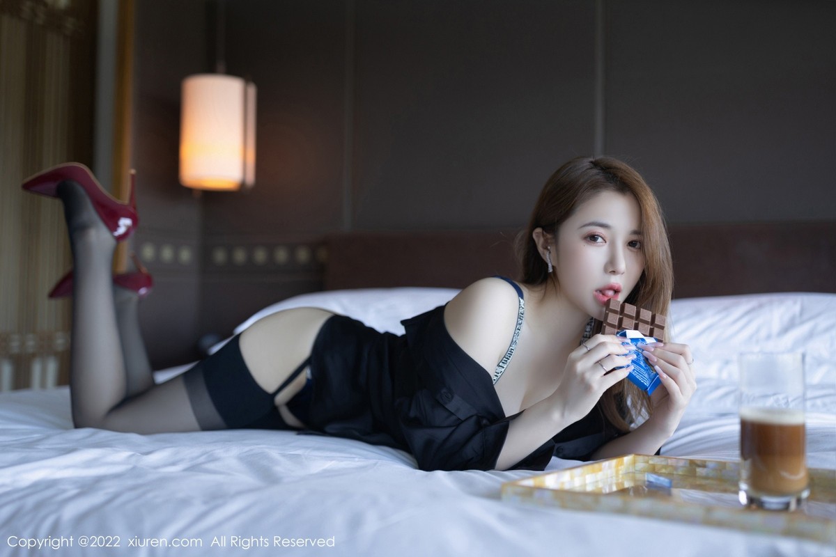 xgyw.top_XiuRen第4573期_模特鱼子酱Fish三亚旅拍性感黑色长T配黑丝吊袜极致魅惑写真75P
