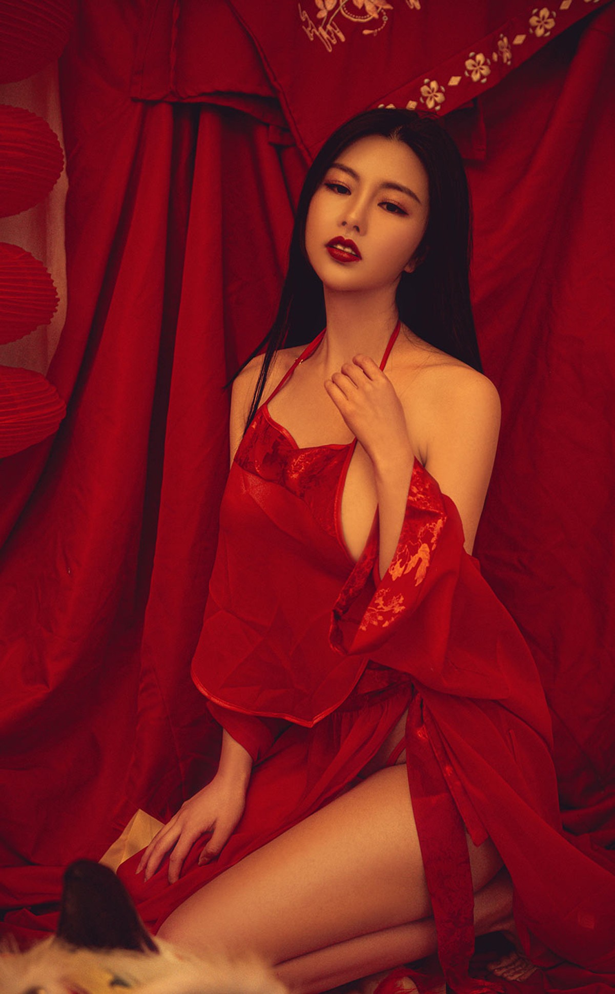 xgyw.top_[Ugirls爱尤物]No.2270_模特娜露私房古典喜庆服饰半脱露性感肚兜秀完美身材诱惑写真35P