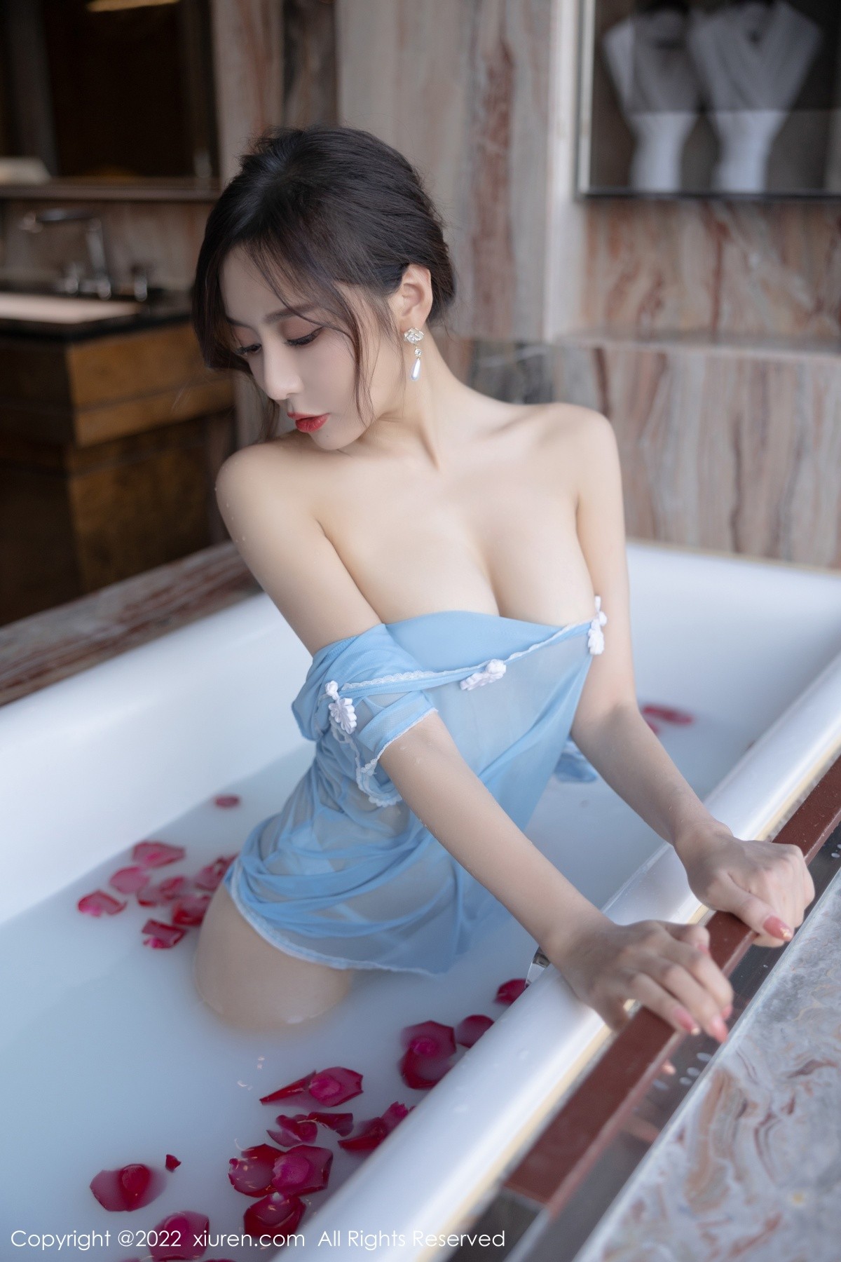 xgyw.top_XiuRen第4581期_女神王馨瑶yanni户外性感蓝色长裙 浴室轻透服饰完美诱惑写真81P