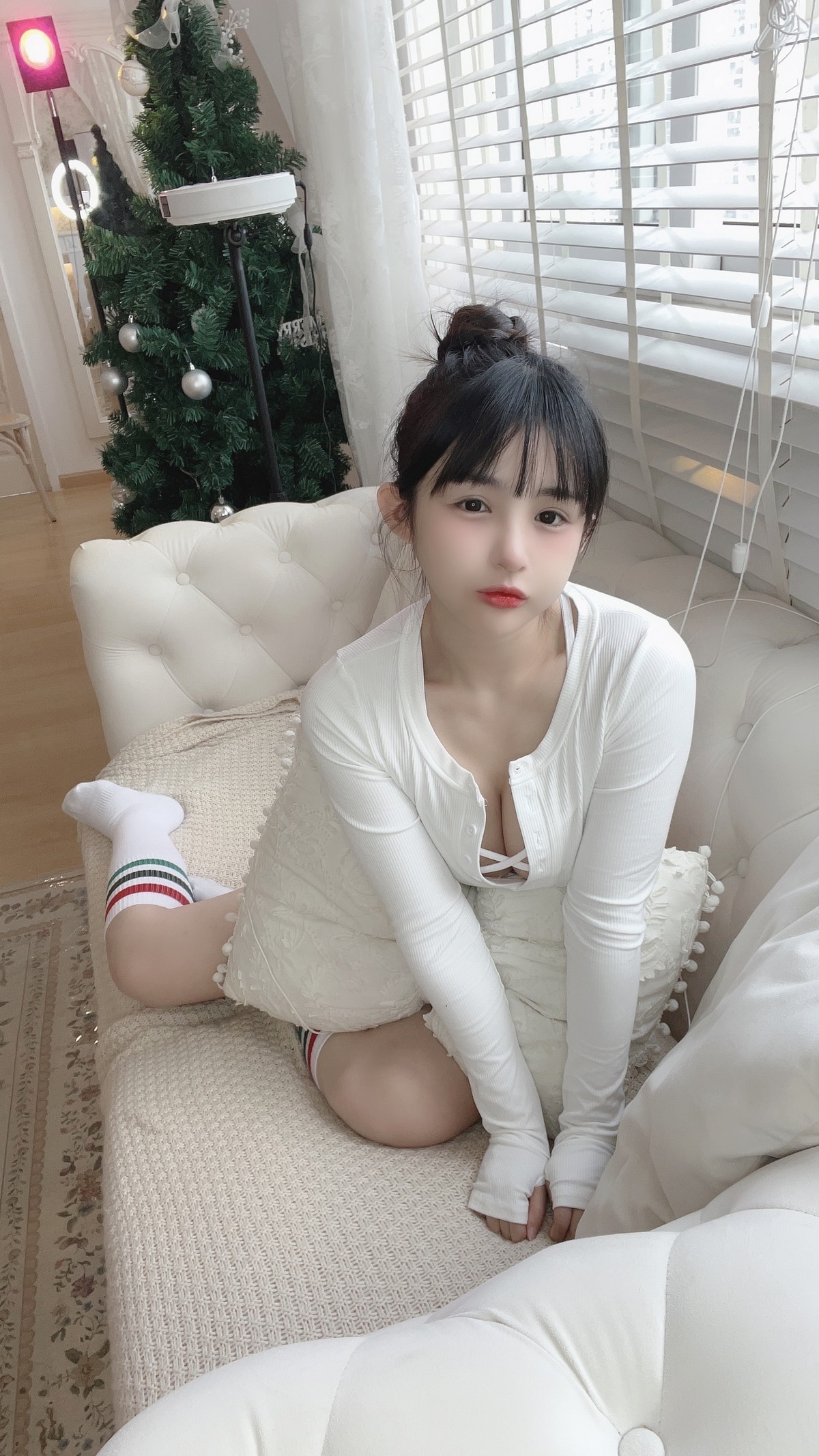 xgyw.top_网络美女桜井宁宁居家少女主题私房沙发上白色上衣露性感内衣迷人诱惑写真60P