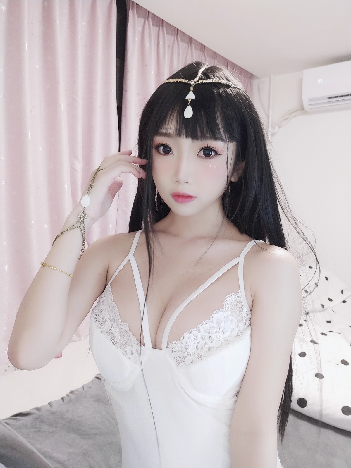 xgyw.top_白嫩美少女鬼畜瑶在不在白色埃及瑶主题私房性感白色蕾丝吊带配蕾丝袜诱惑写真45P