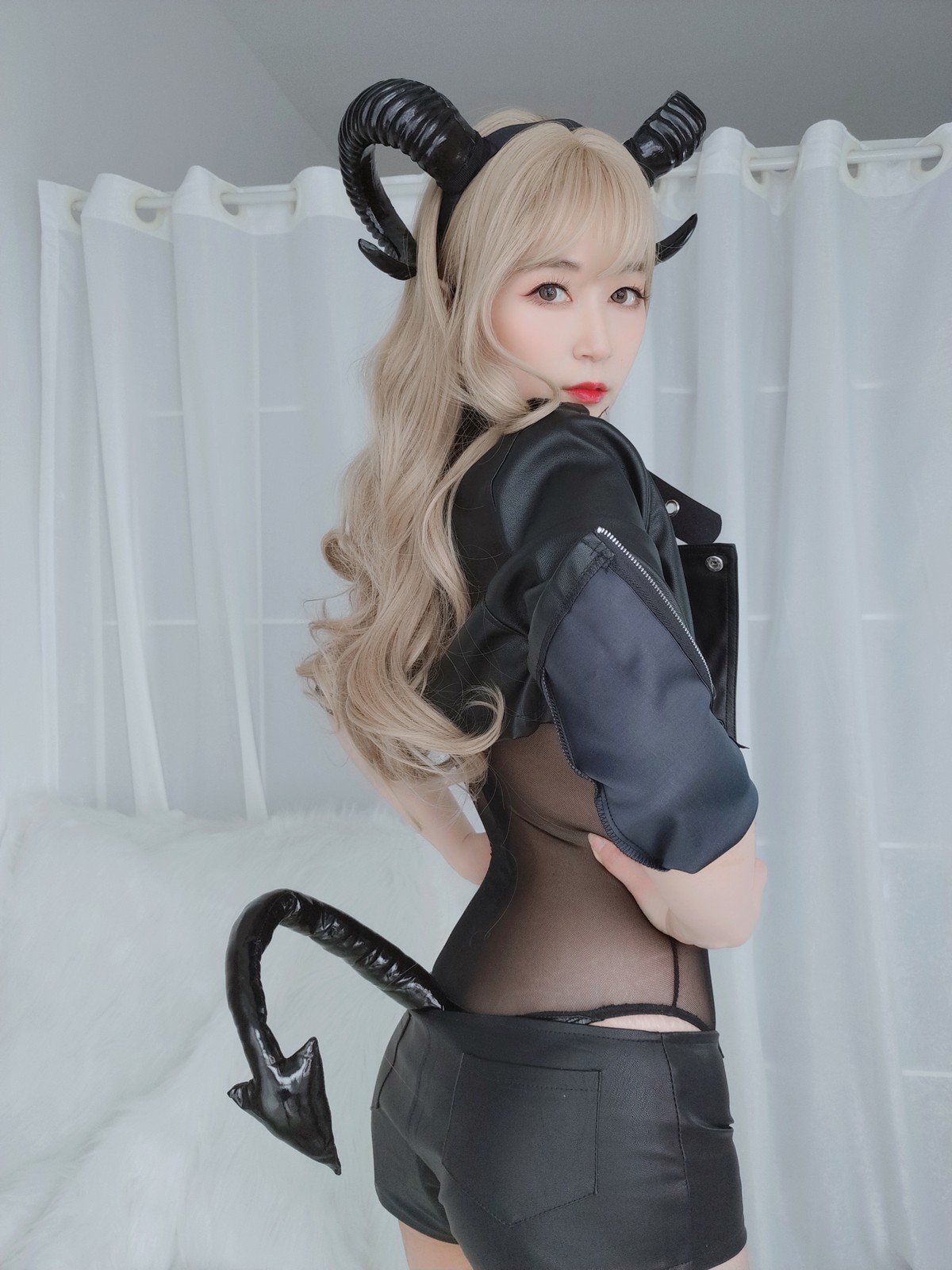 xgyw.top_Coser小姐姐白银皮衣小恶魔主题私房黑色皮质外衣露薄透连体衣秀翘臀诱惑写真84P