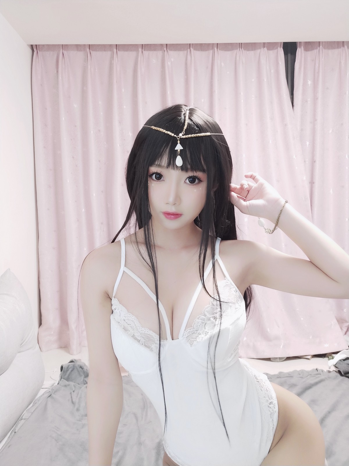 xgyw.top_白嫩美少女鬼畜瑶在不在白色埃及瑶主题私房性感白色蕾丝吊带配蕾丝袜诱惑写真45P