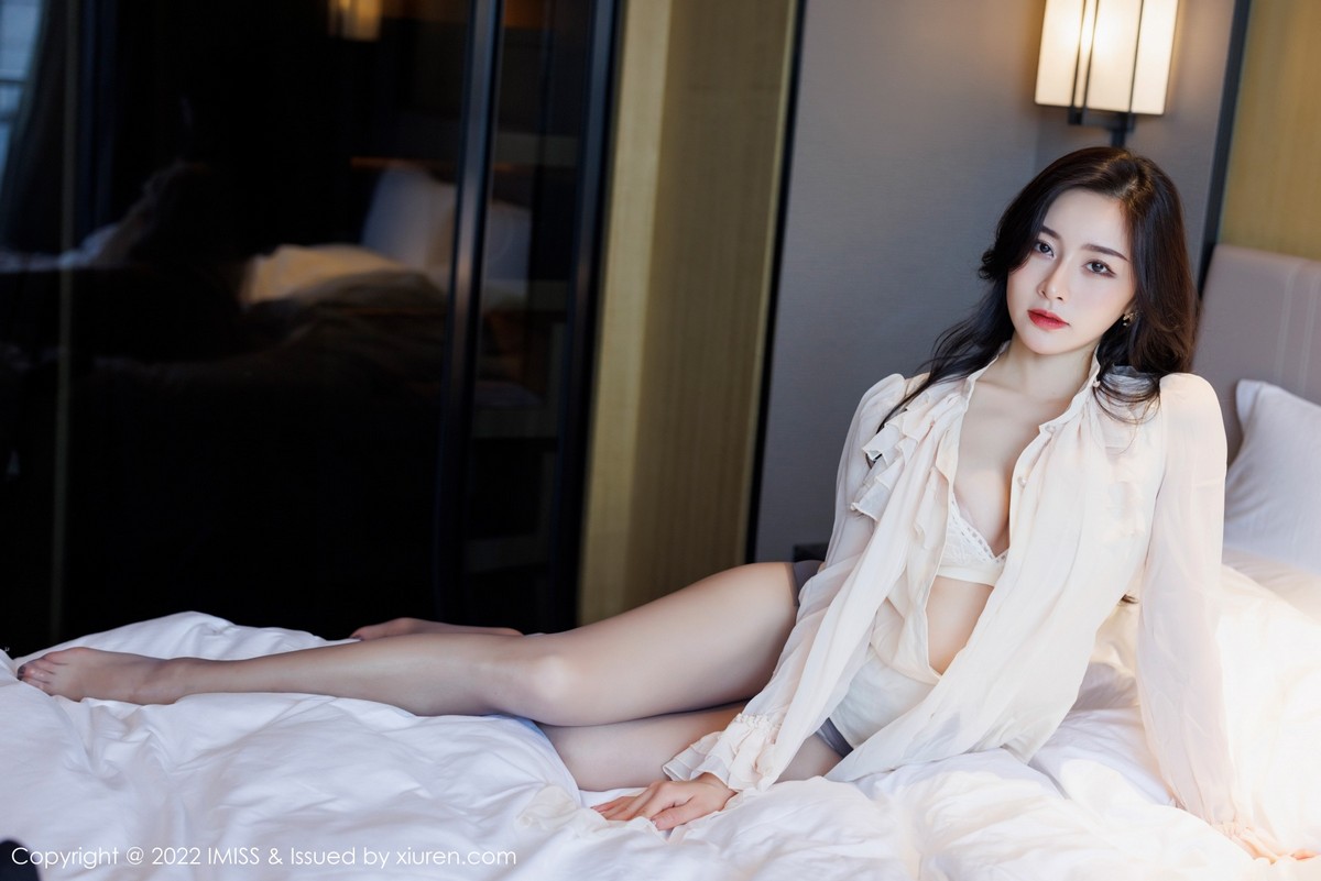 xgyw.top_[IMISS爱蜜社]Vol.664_气质美女Vanessa脱典雅白色服饰露蕾丝内衣原色丝袜诱惑写真71P