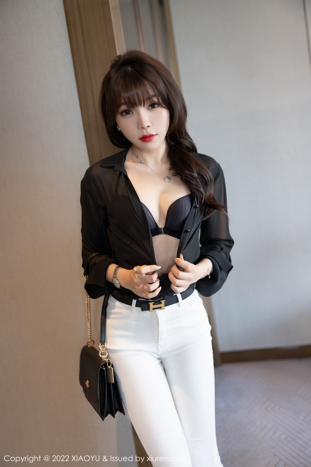 xgyw.top_[XiaoYu画语界]Vol.715_女神芝芝Booty黑色长袖T配白色长裤半脱露性感内衣完美诱惑写真73P