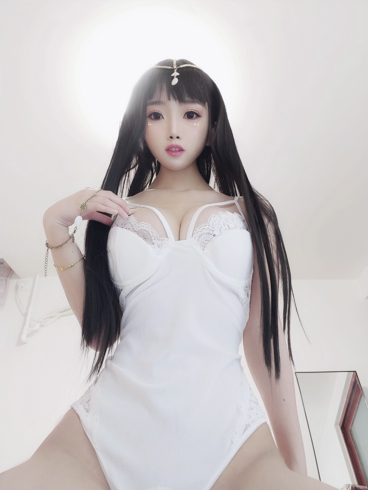 xgyw.top_白嫩美少女鬼畜瑶在不在白色埃及瑶主题私房性感白色蕾丝吊带配蕾丝袜诱惑写真45P
