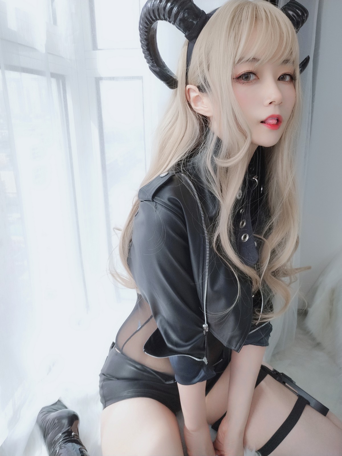 xgyw.top_Coser小姐姐白银皮衣小恶魔主题私房黑色皮质外衣露薄透连体衣秀翘臀诱惑写真84P